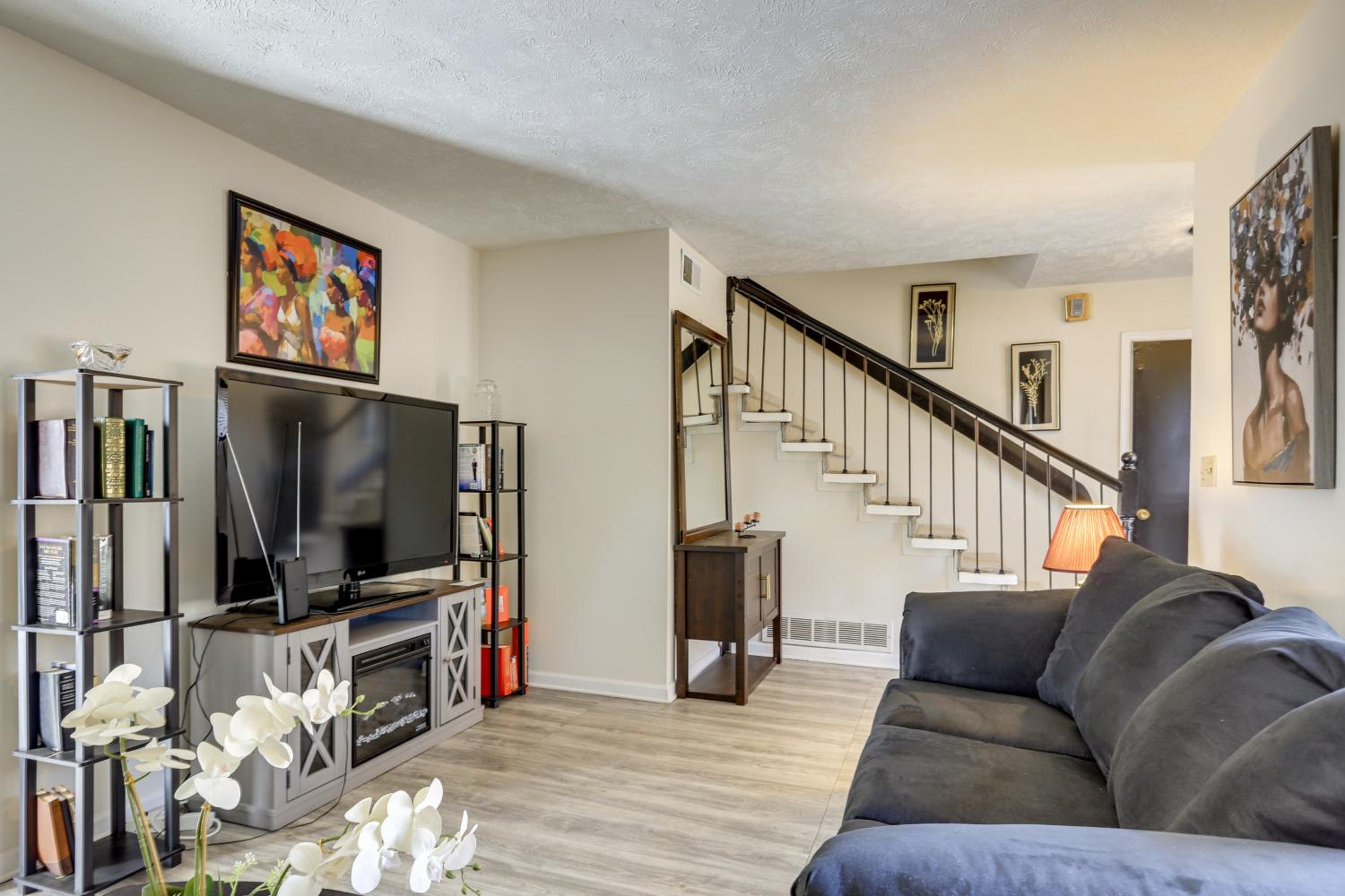 Easy Hwy Access to ATL Work-Ready Riverdale Home