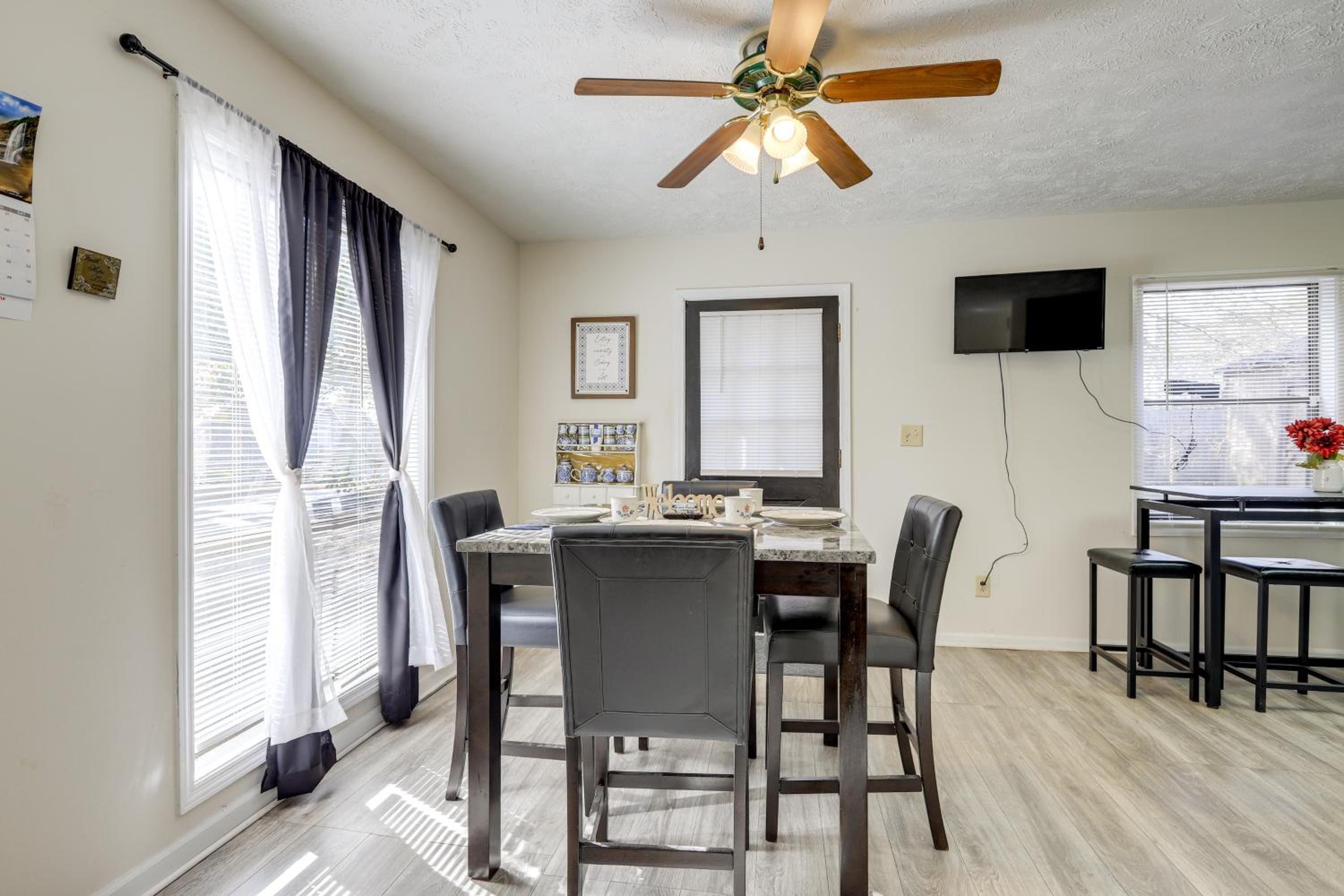 Easy Hwy Access to ATL Work-Ready Riverdale Home