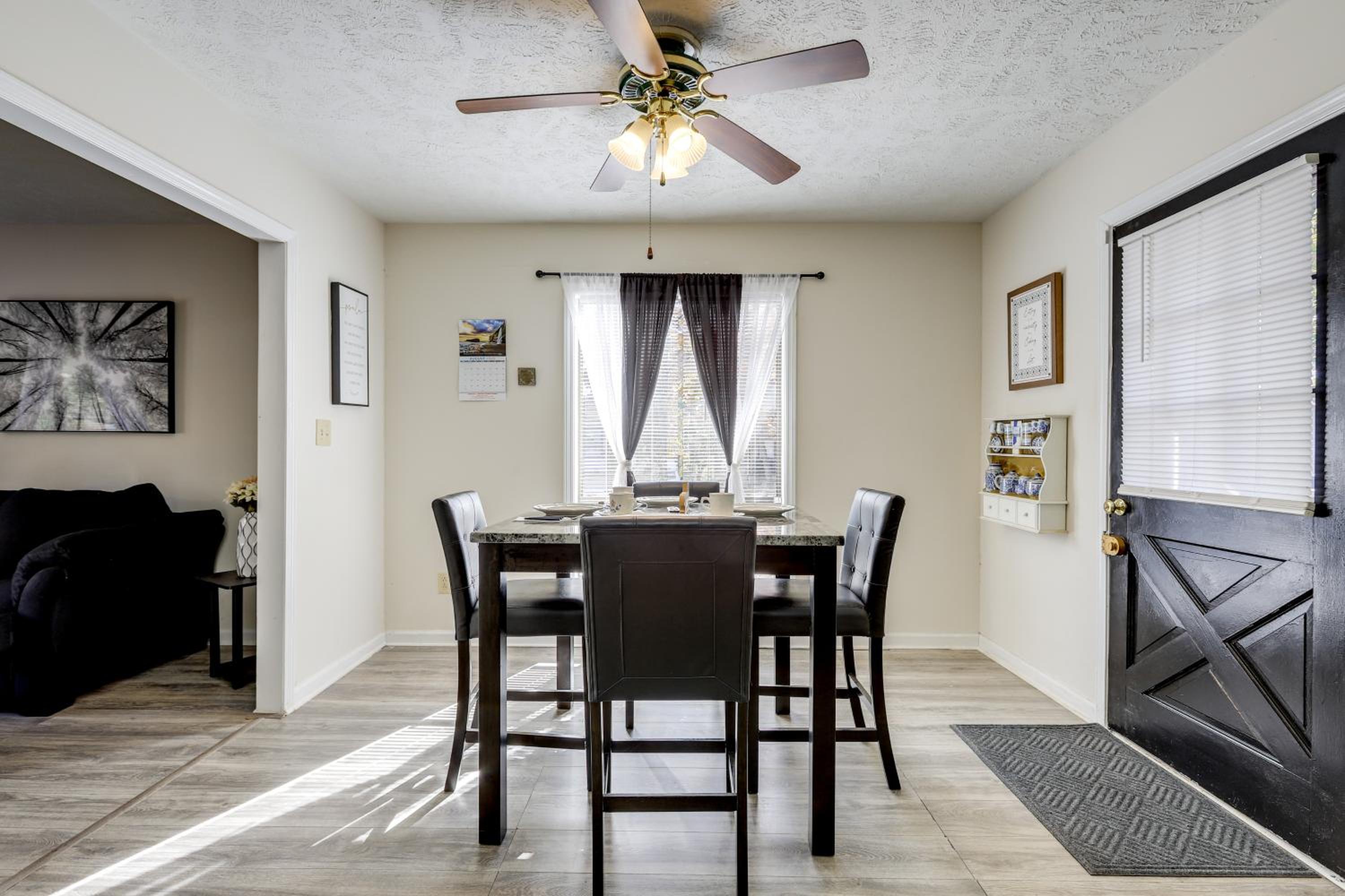 Easy Hwy Access to ATL Work-Ready Riverdale Home
