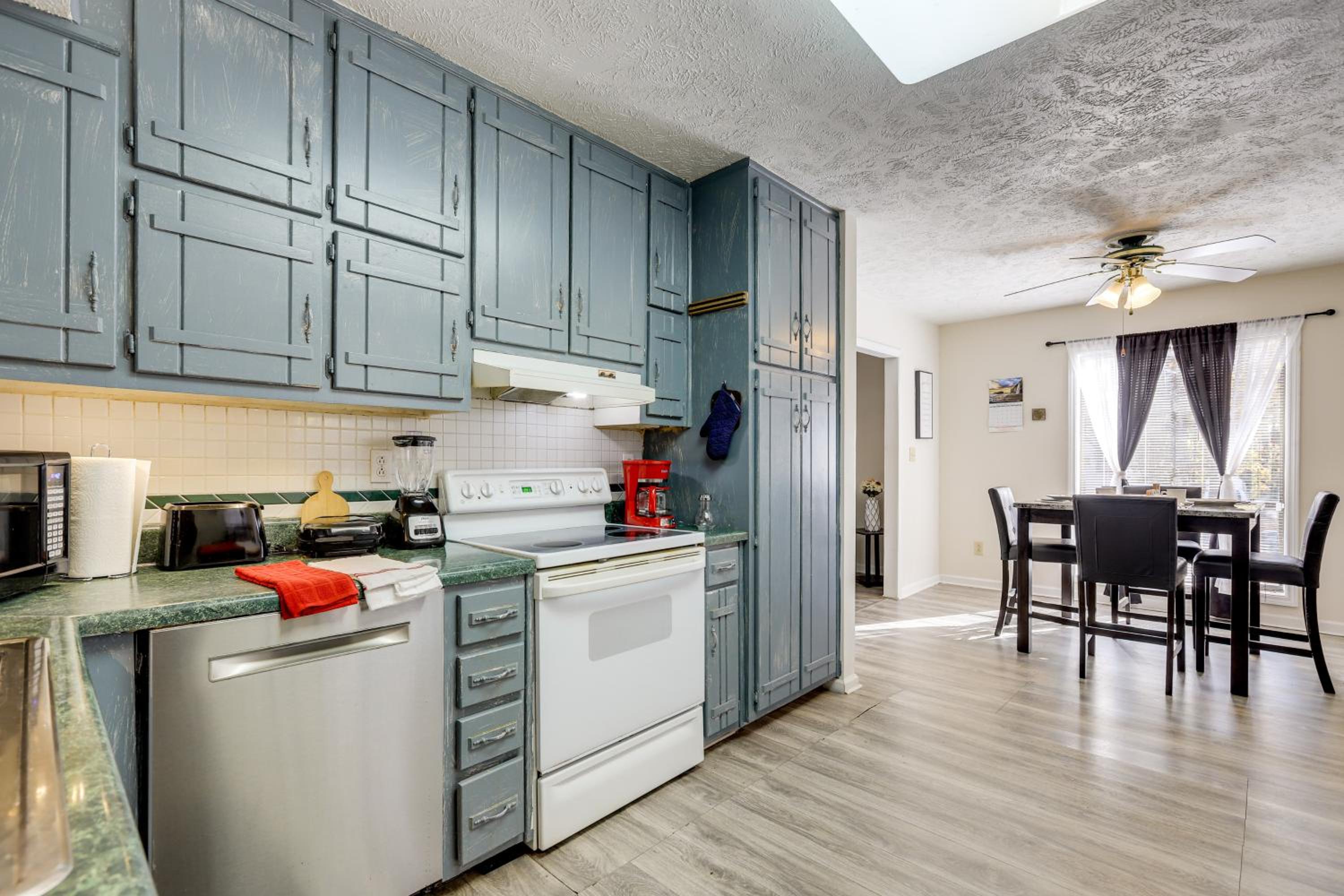 Easy Hwy Access to ATL Work-Ready Riverdale Home