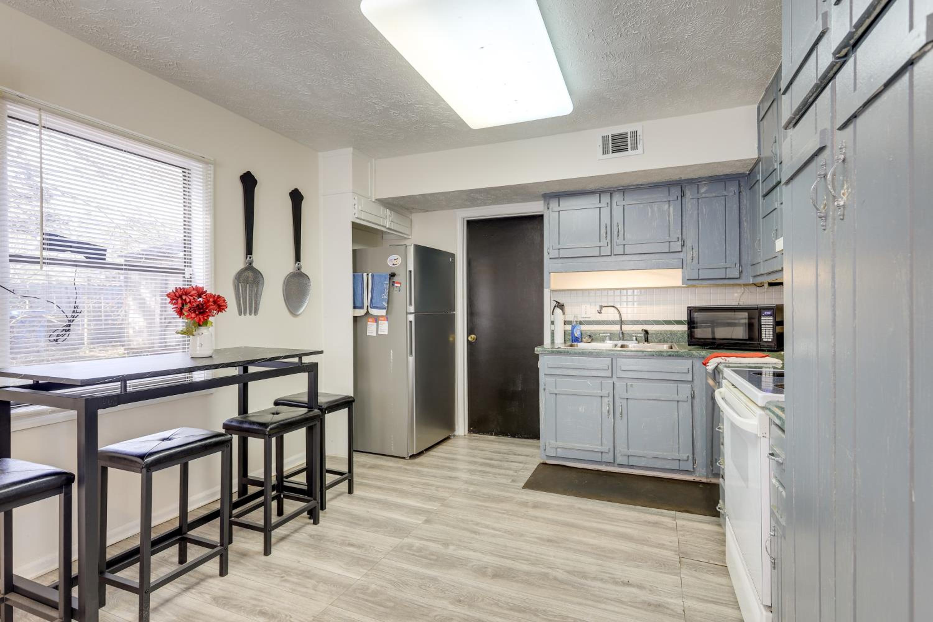 Easy Hwy Access to ATL Work-Ready Riverdale Home