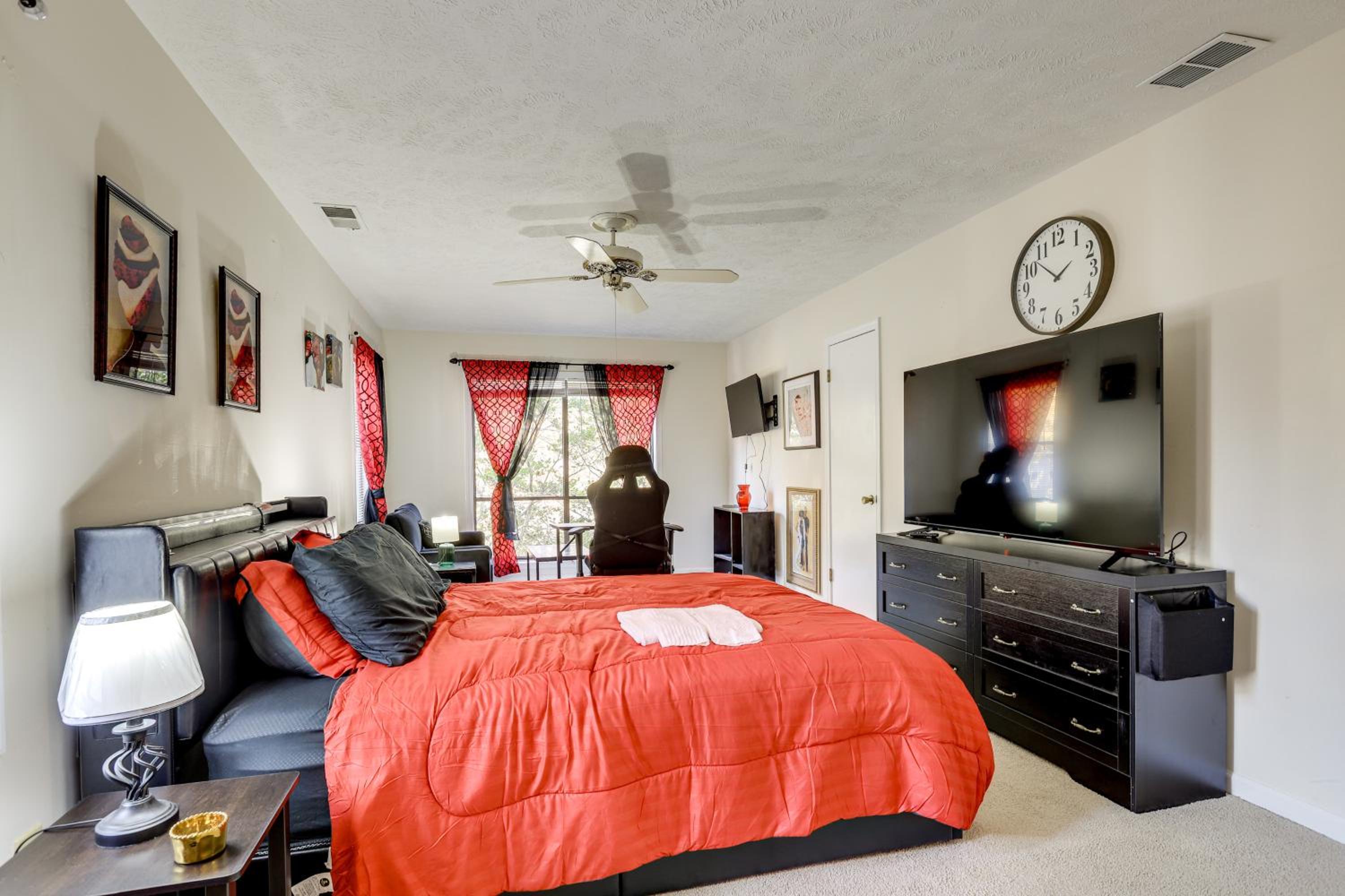 Easy Hwy Access to ATL Work-Ready Riverdale Home