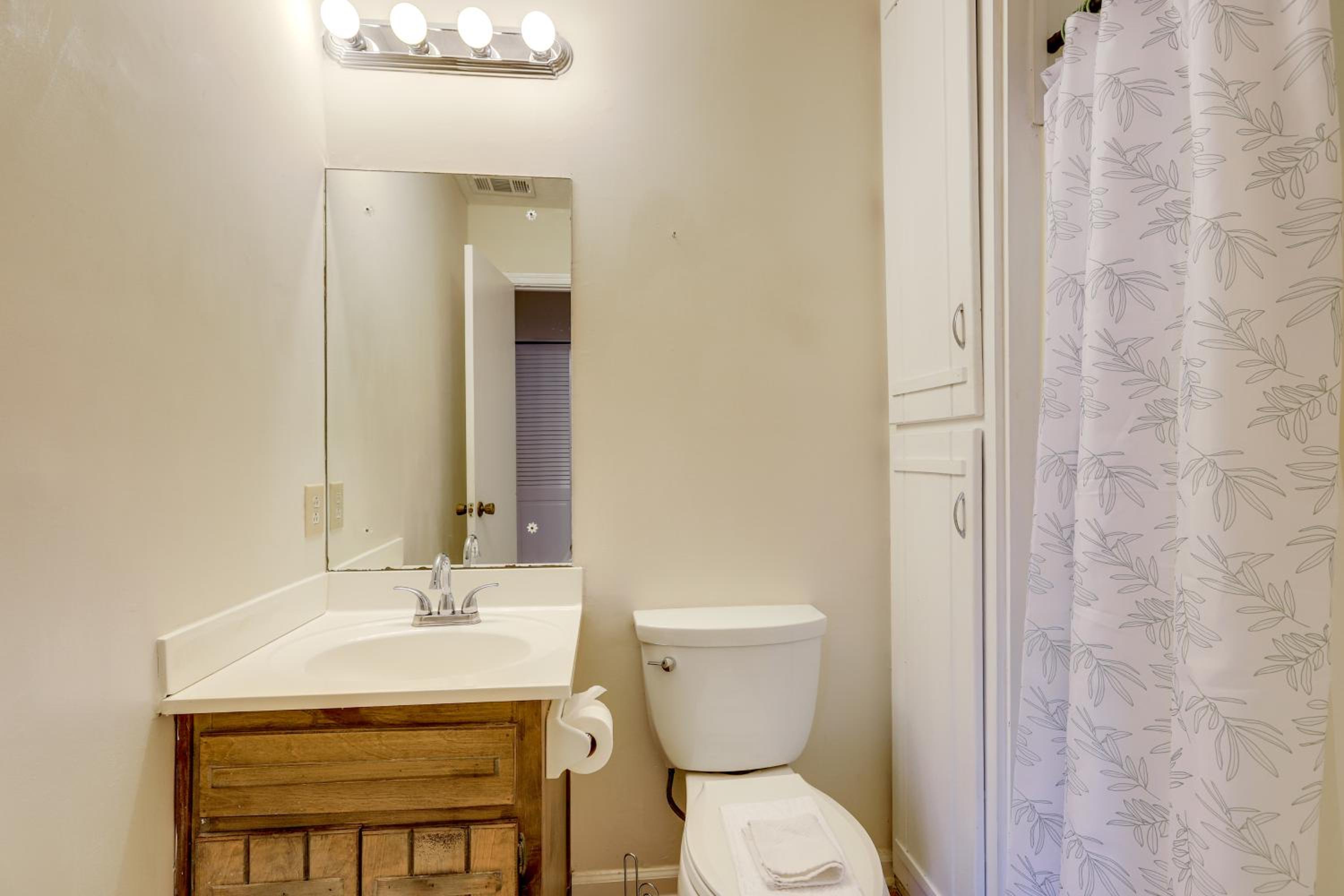 Easy Hwy Access to ATL Work-Ready Riverdale Home