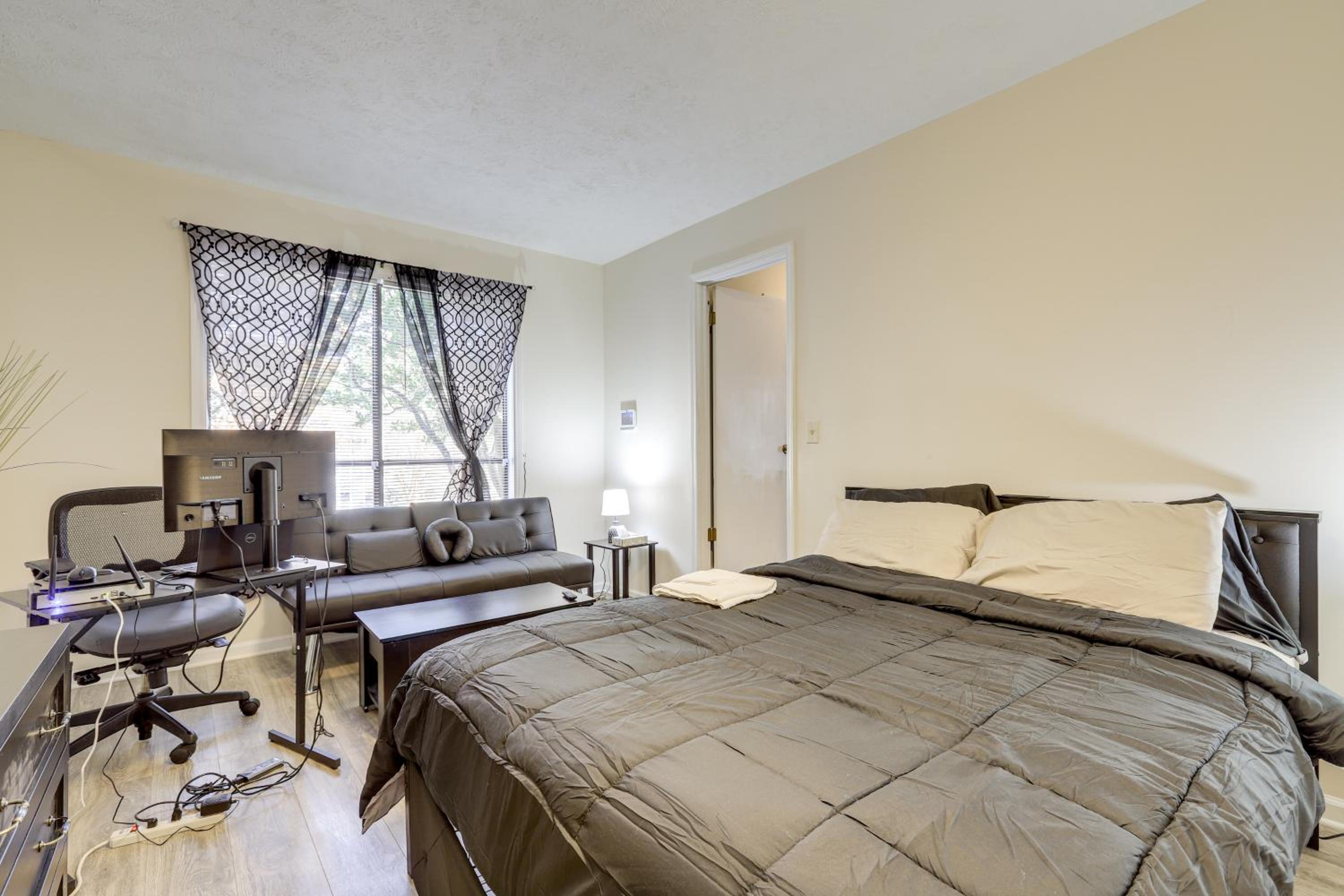 Easy Hwy Access to ATL Work-Ready Riverdale Home