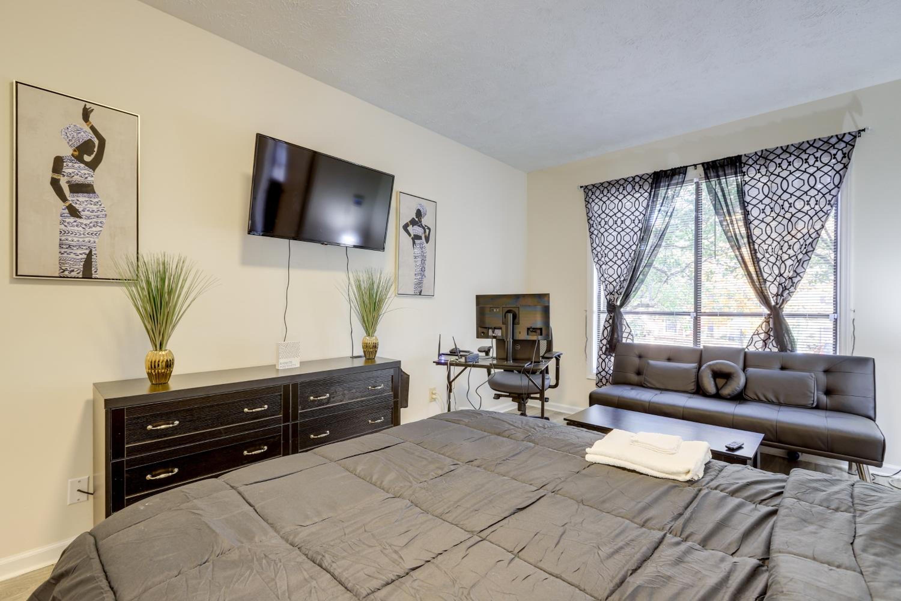 Easy Hwy Access to ATL Work-Ready Riverdale Home