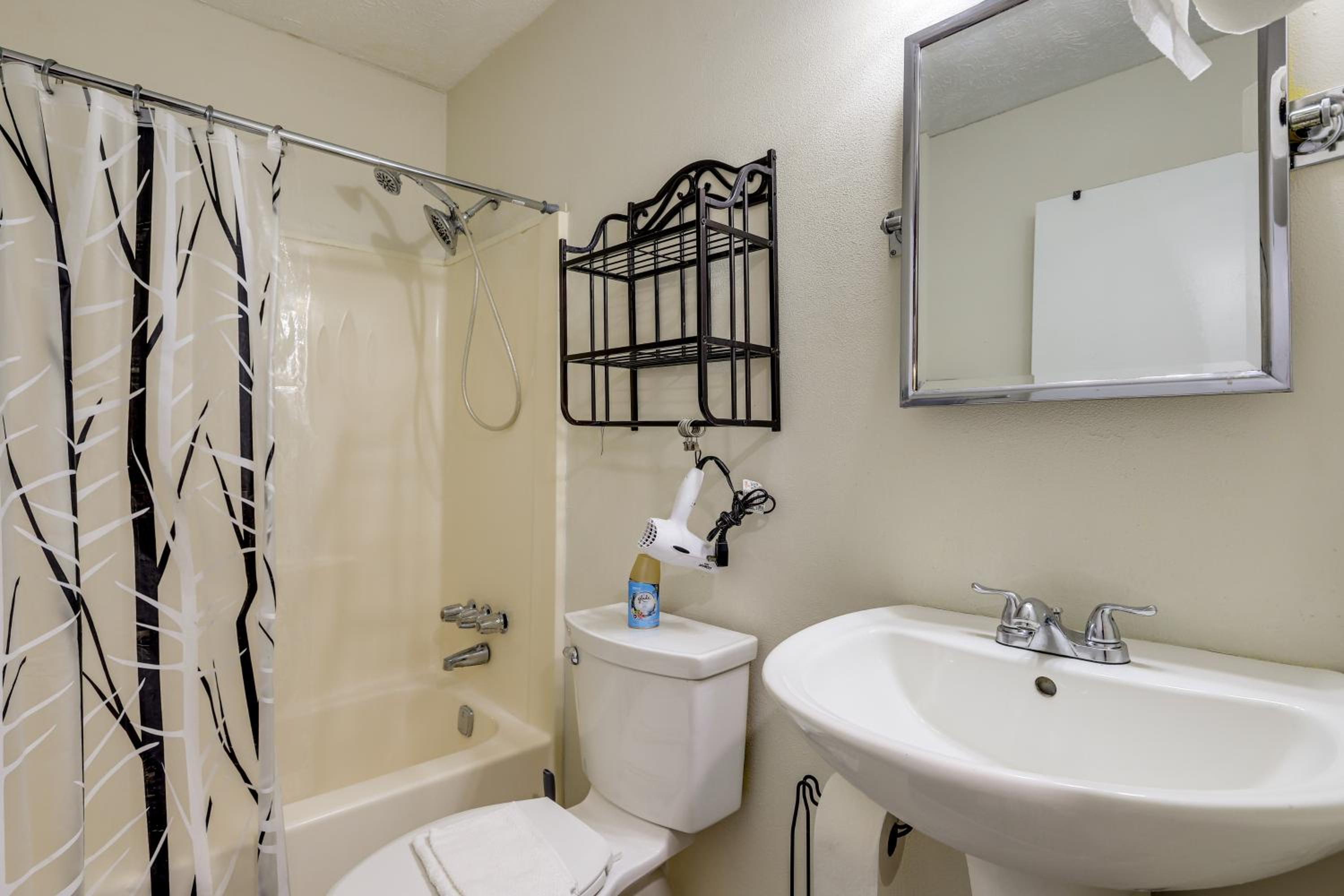 Easy Hwy Access to ATL Work-Ready Riverdale Home