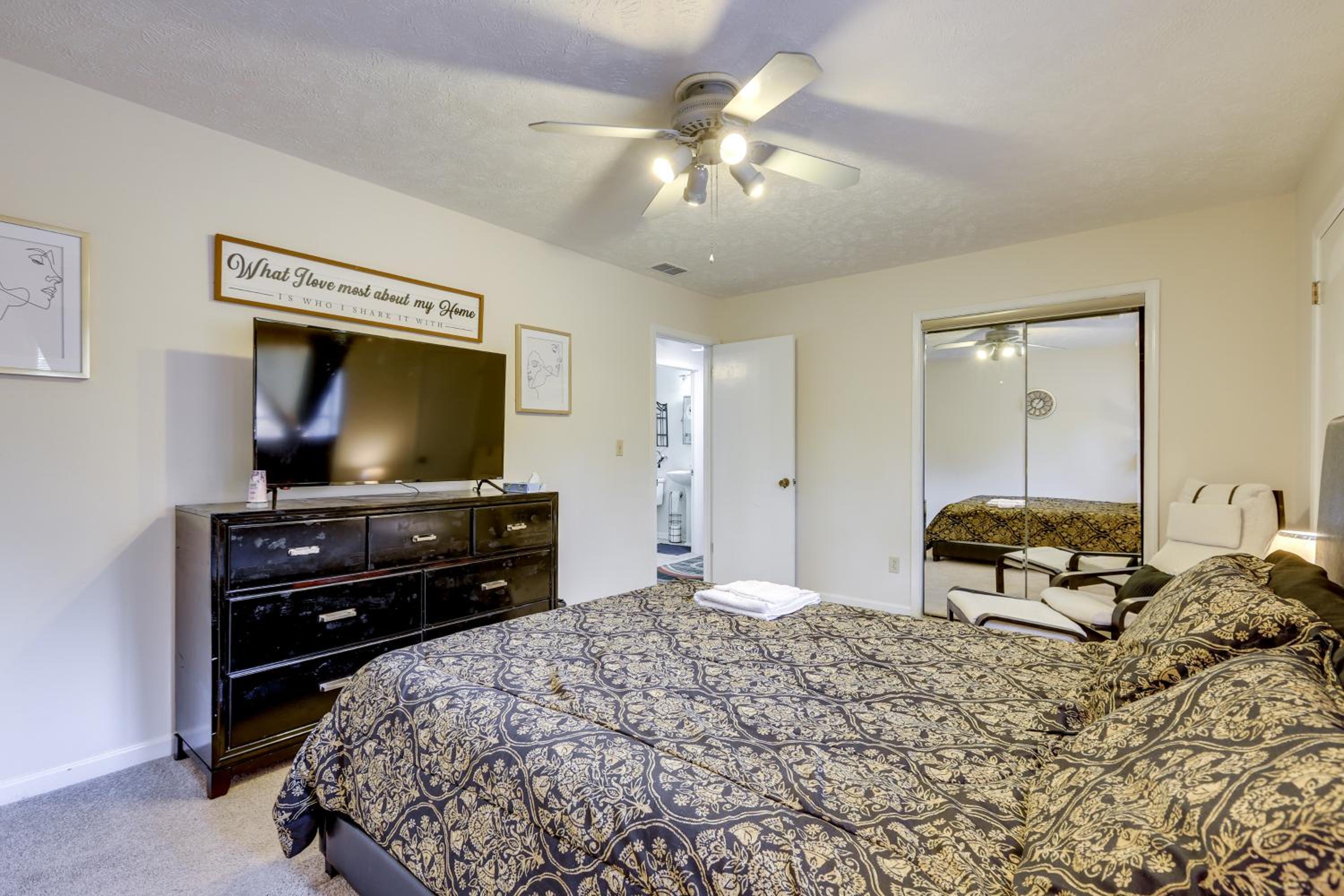Easy Hwy Access to ATL Work-Ready Riverdale Home