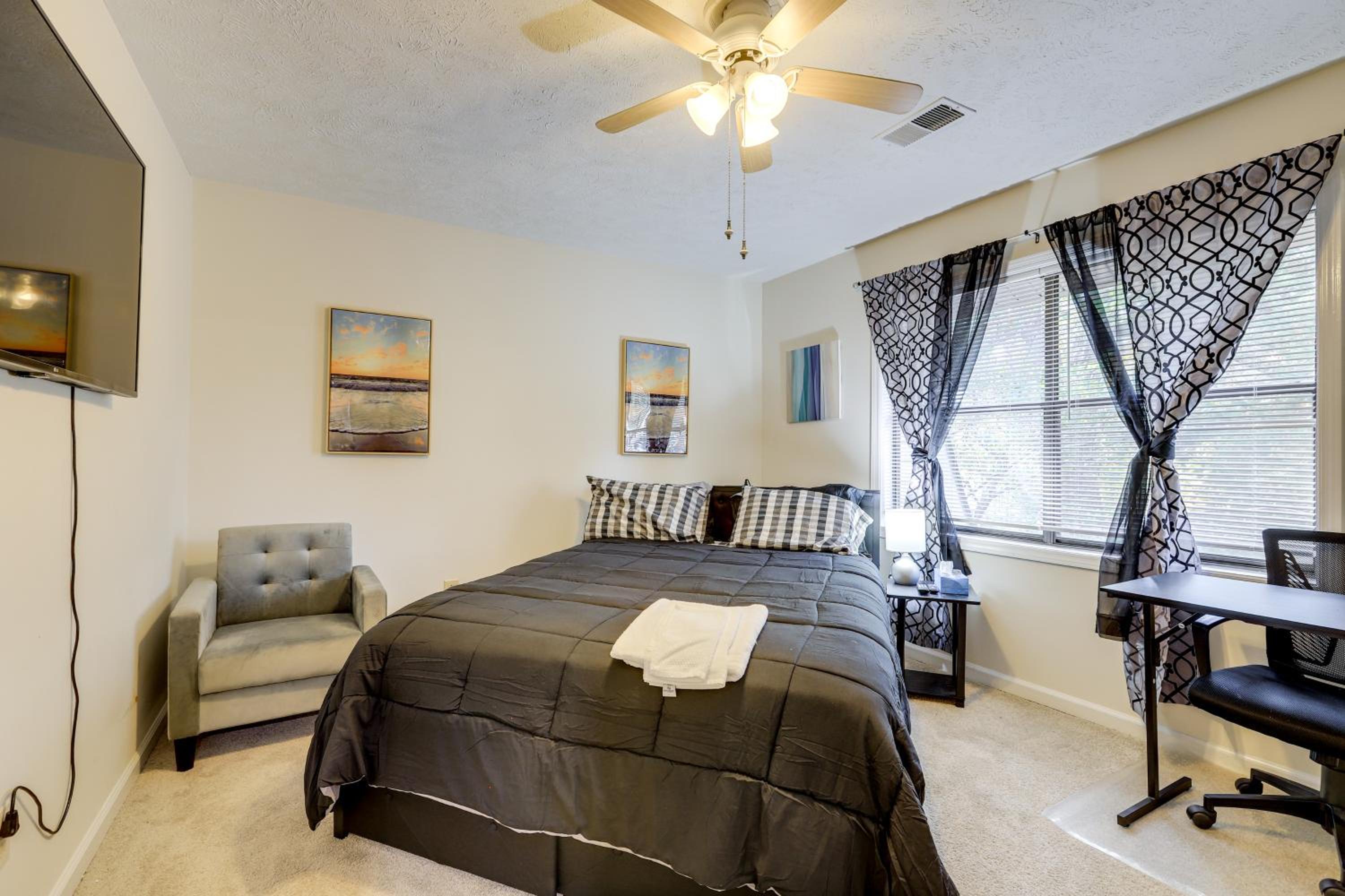 Easy Hwy Access to ATL Work-Ready Riverdale Home