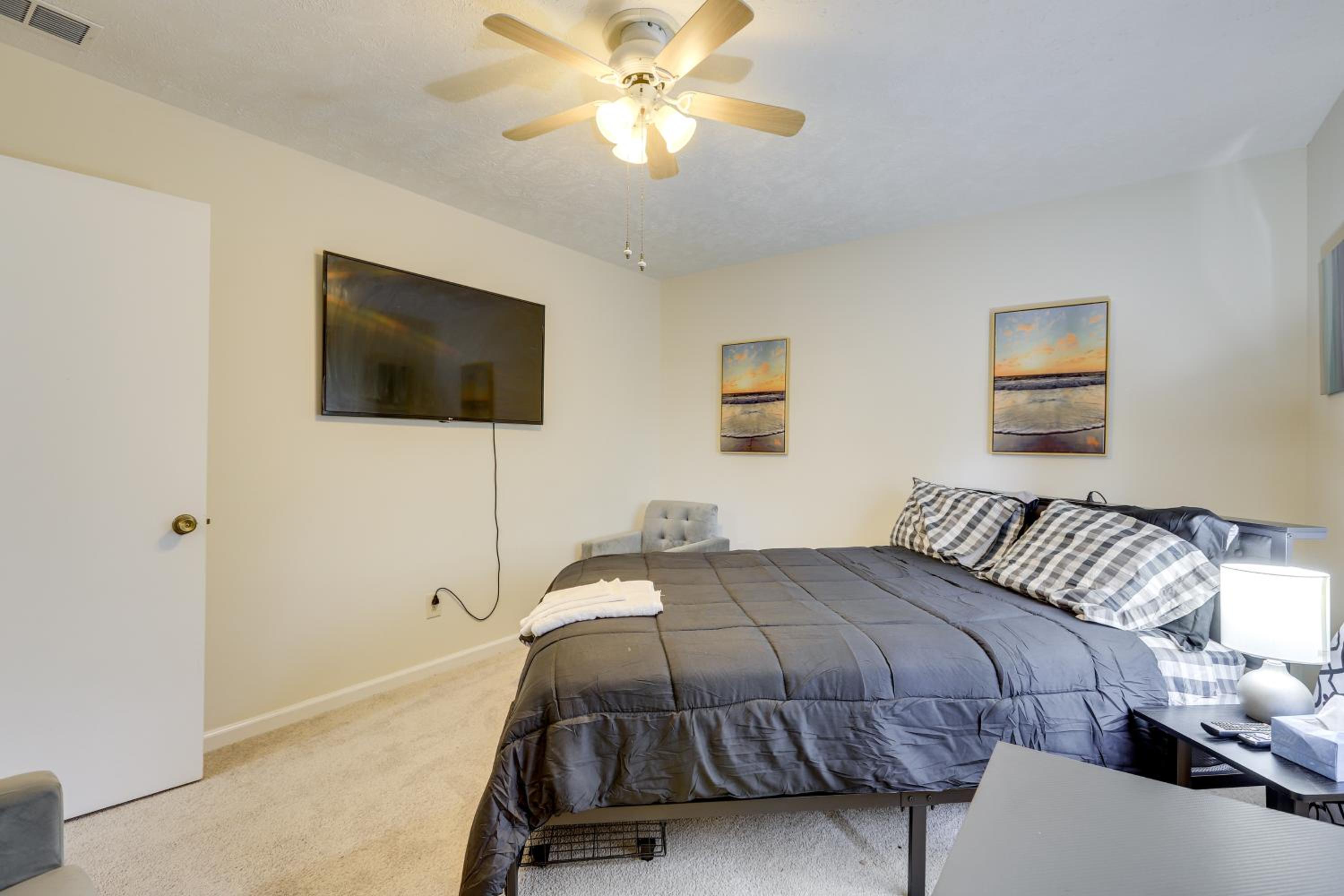Easy Hwy Access to ATL Work-Ready Riverdale Home