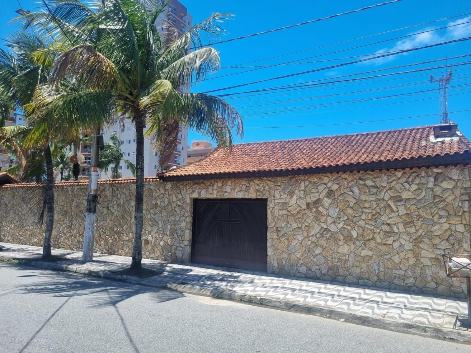 Pousada II House Beach Brasil , Suites com banheiros Privativos, PISCINA com cascata e área familiar para churrasco, Garage GRATUITA, próx-praia da Aviação