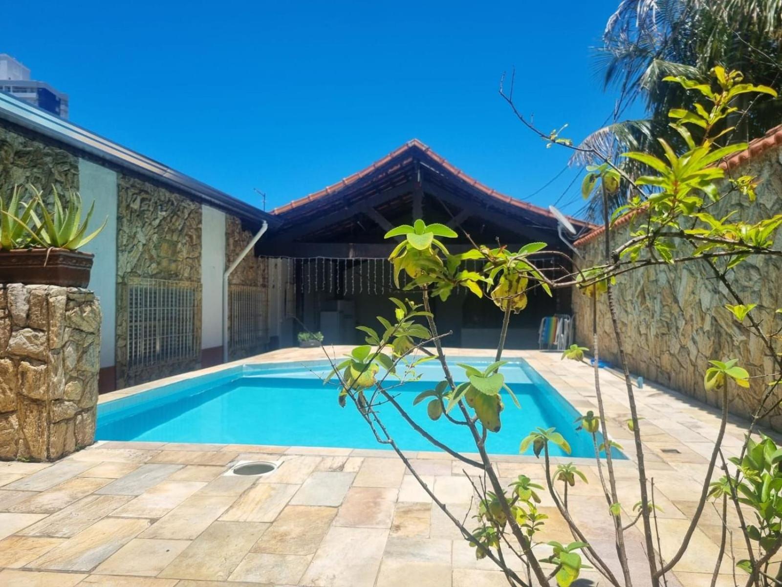 Pousada II House Beach Brasil , Suites com banheiros Privativos, PISCINA com cascata e área familiar para churrasco, Garage GRATUITA, próx-praia da Aviação
