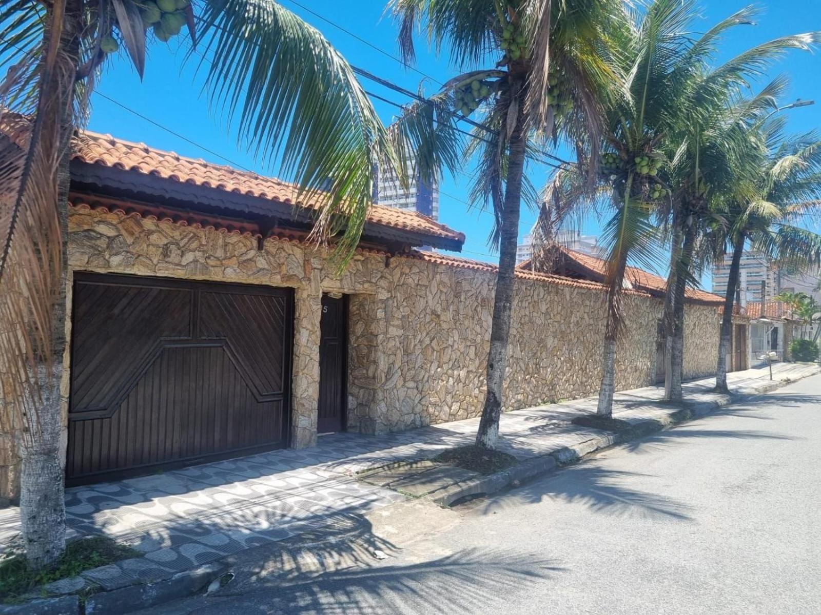Pousada II House Beach Brasil , Suites com banheiros Privativos, PISCINA com cascata e área familiar para churrasco, Garage GRATUITA, próx-praia da Aviação