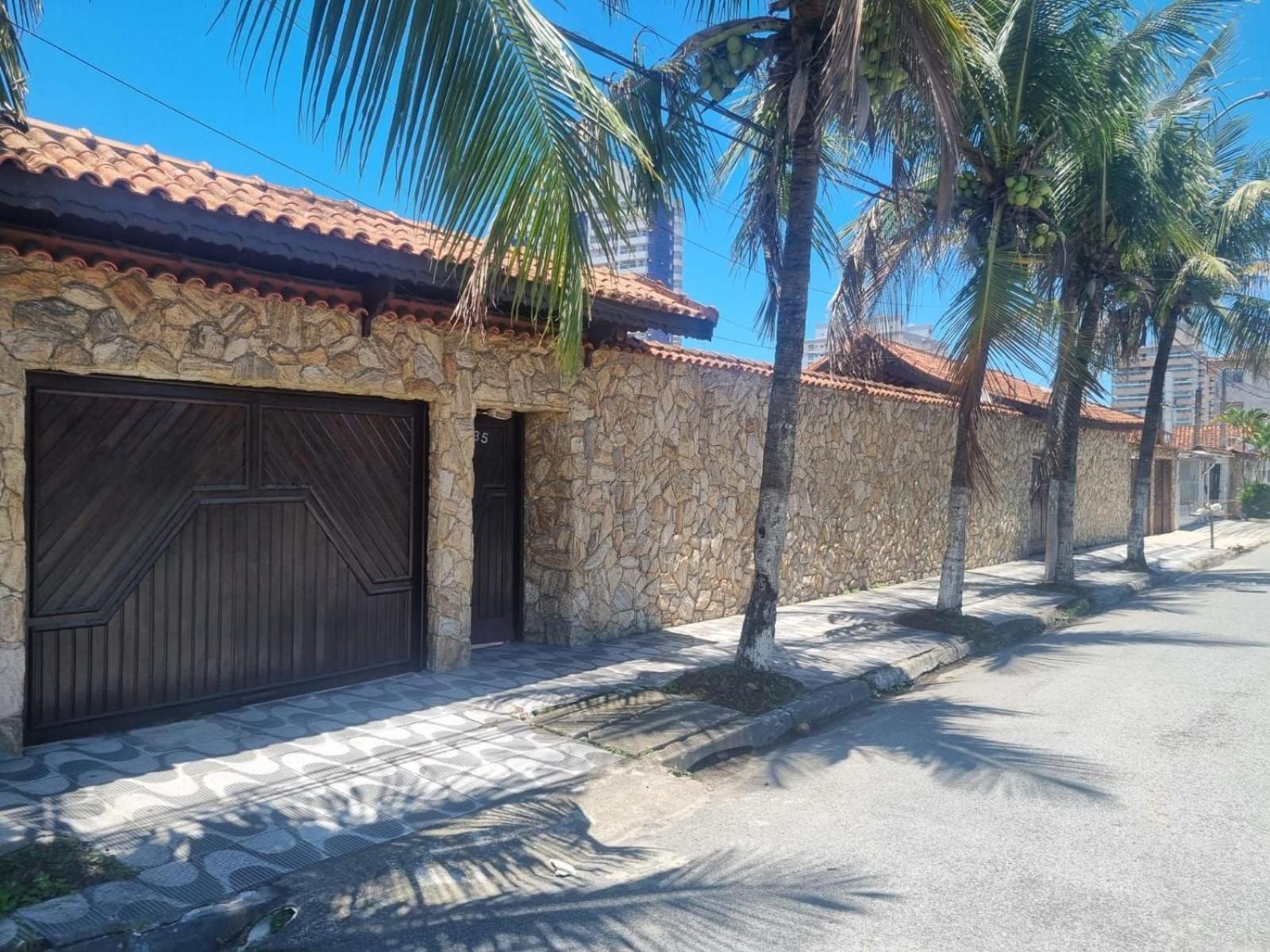 Pousada II House Beach Brasil , Suites com banheiros Privativos, PISCINA com cascata e área familiar para churrasco, Garage GRATUITA, próx-praia da Aviação
