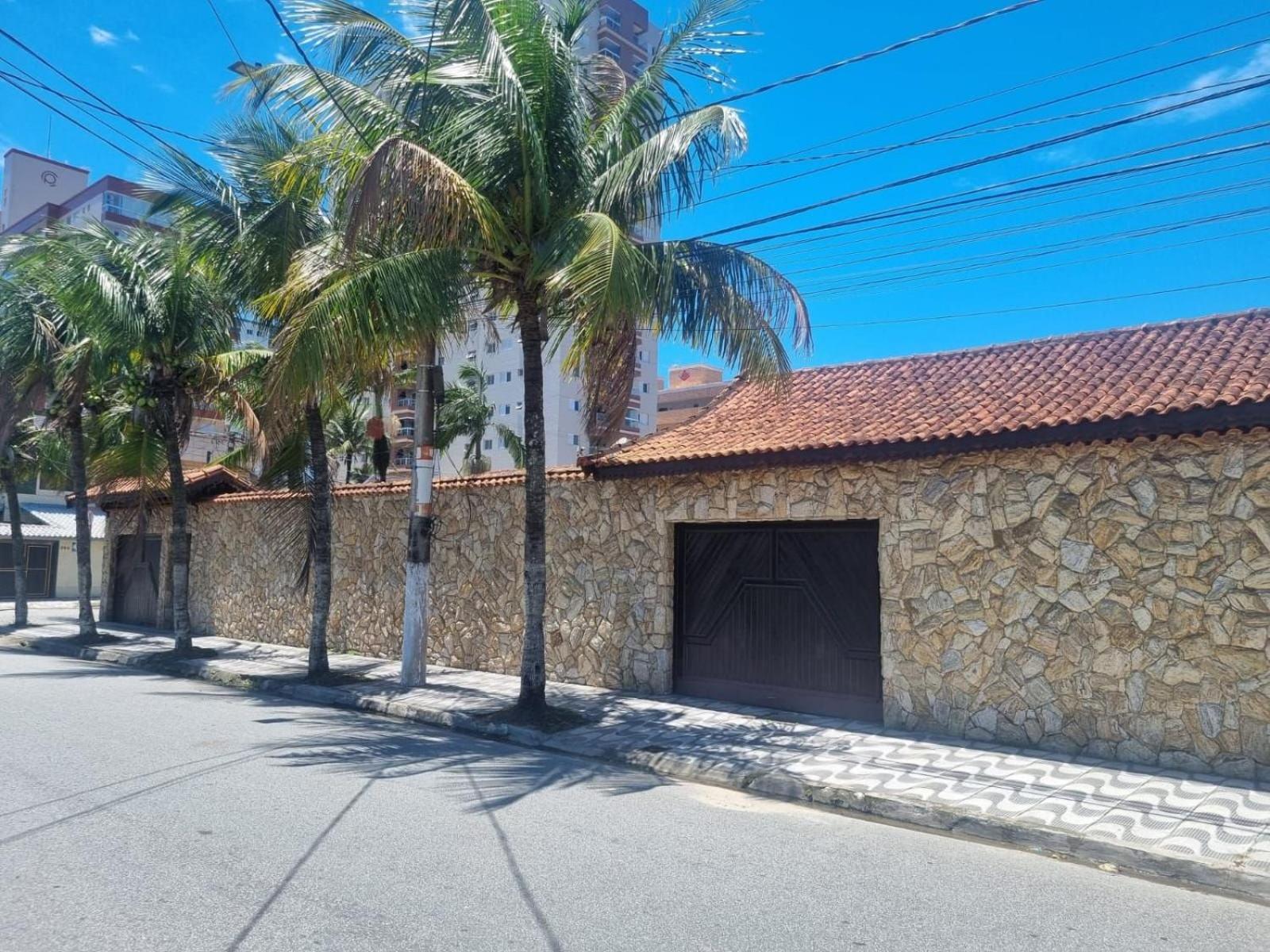 Pousada II House Beach Brasil , Suites com banheiros Privativos, PISCINA com cascata e área familiar para churrasco, Garage GRATUITA, próx-praia da Aviação