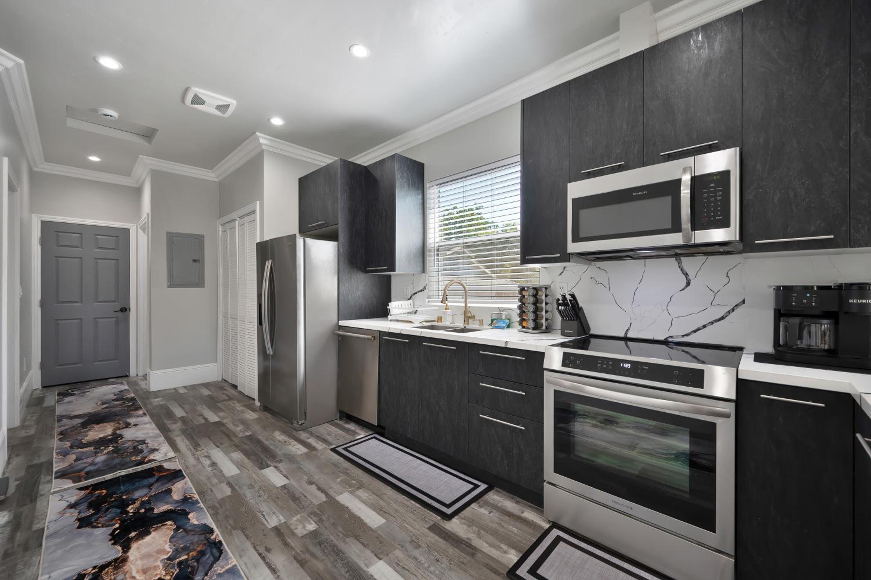 Walk to UC Davis Medical Center! Duplex with Patio
