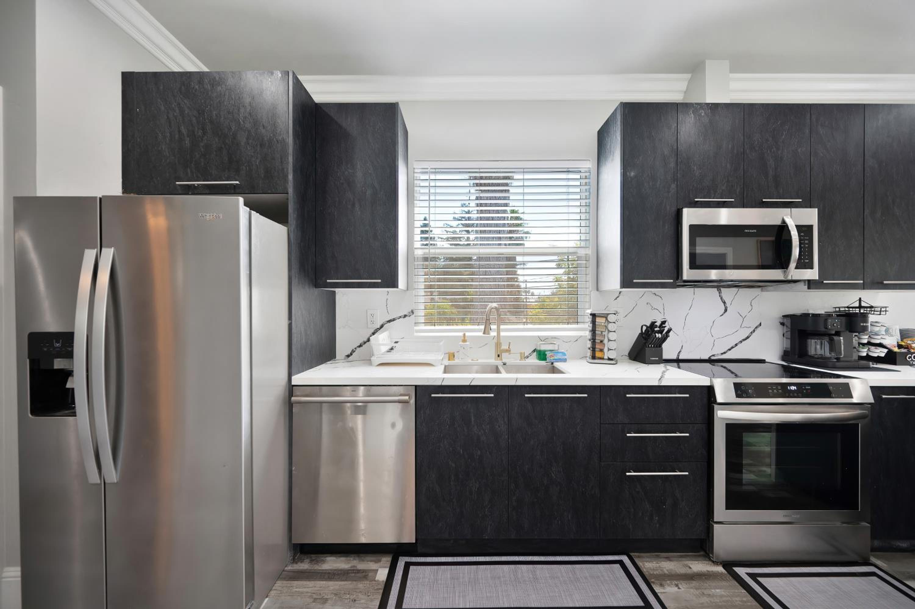 Walk to UC Davis Medical Center! Duplex with Patio