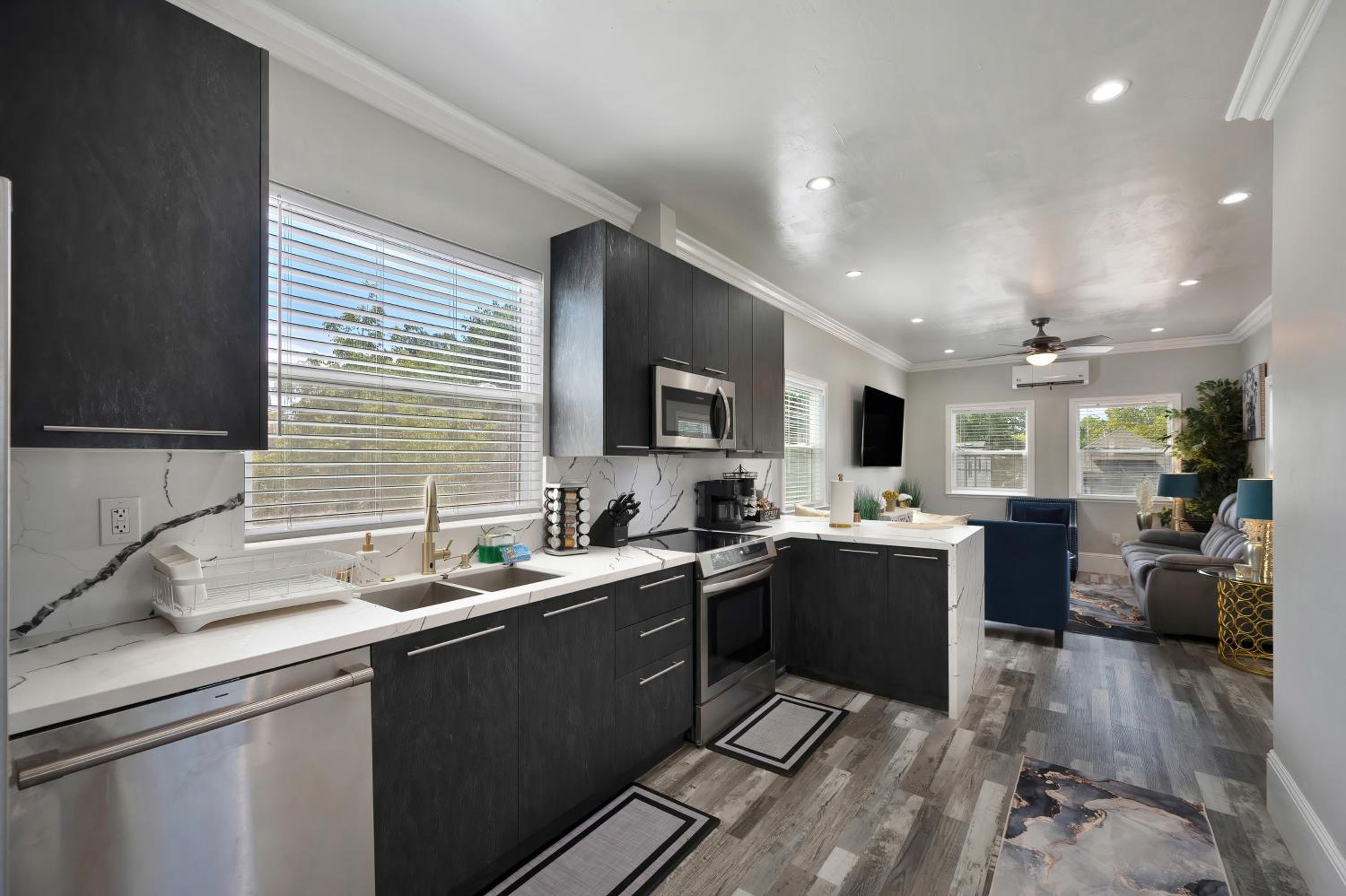Walk to UC Davis Medical Center! Duplex with Patio