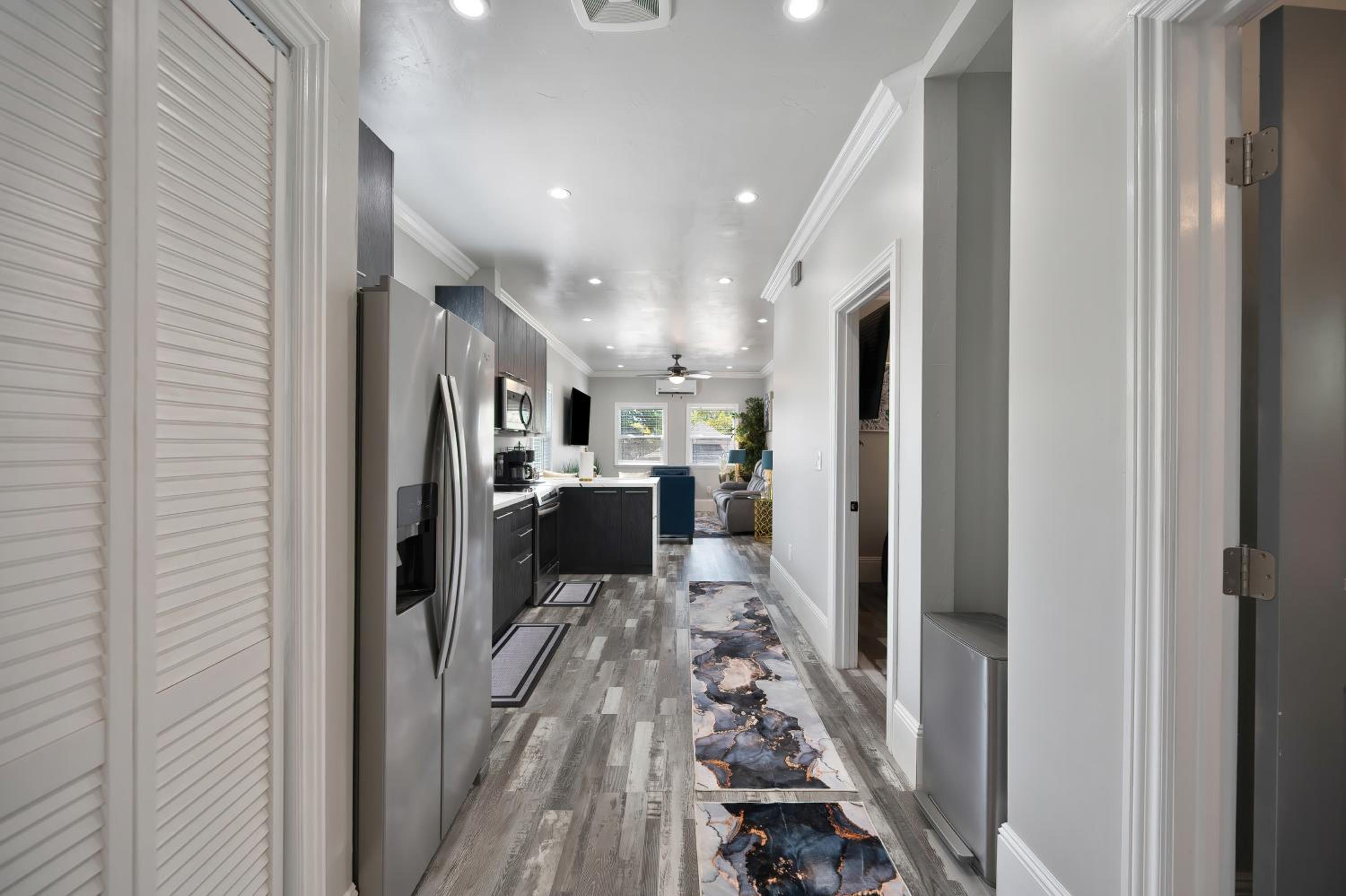 Walk to UC Davis Medical Center! Duplex with Patio