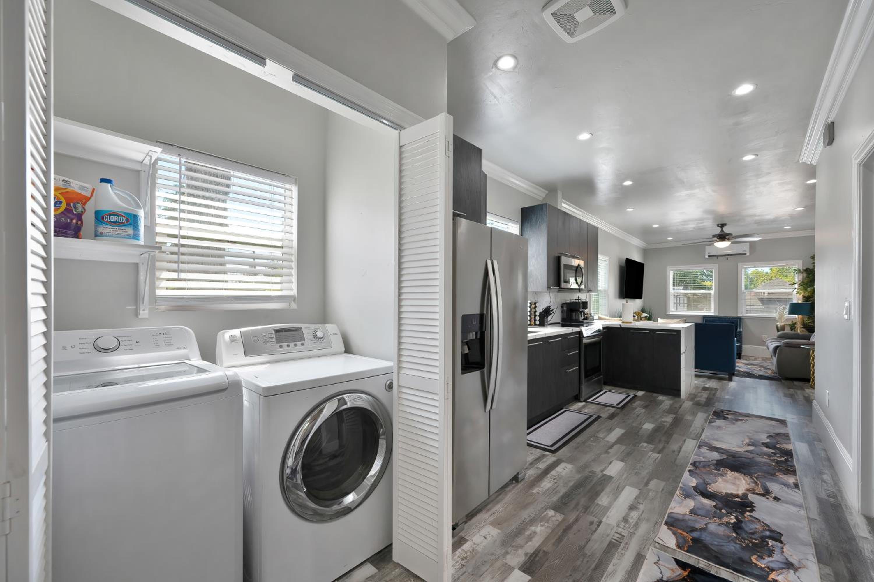 Walk to UC Davis Medical Center! Duplex with Patio