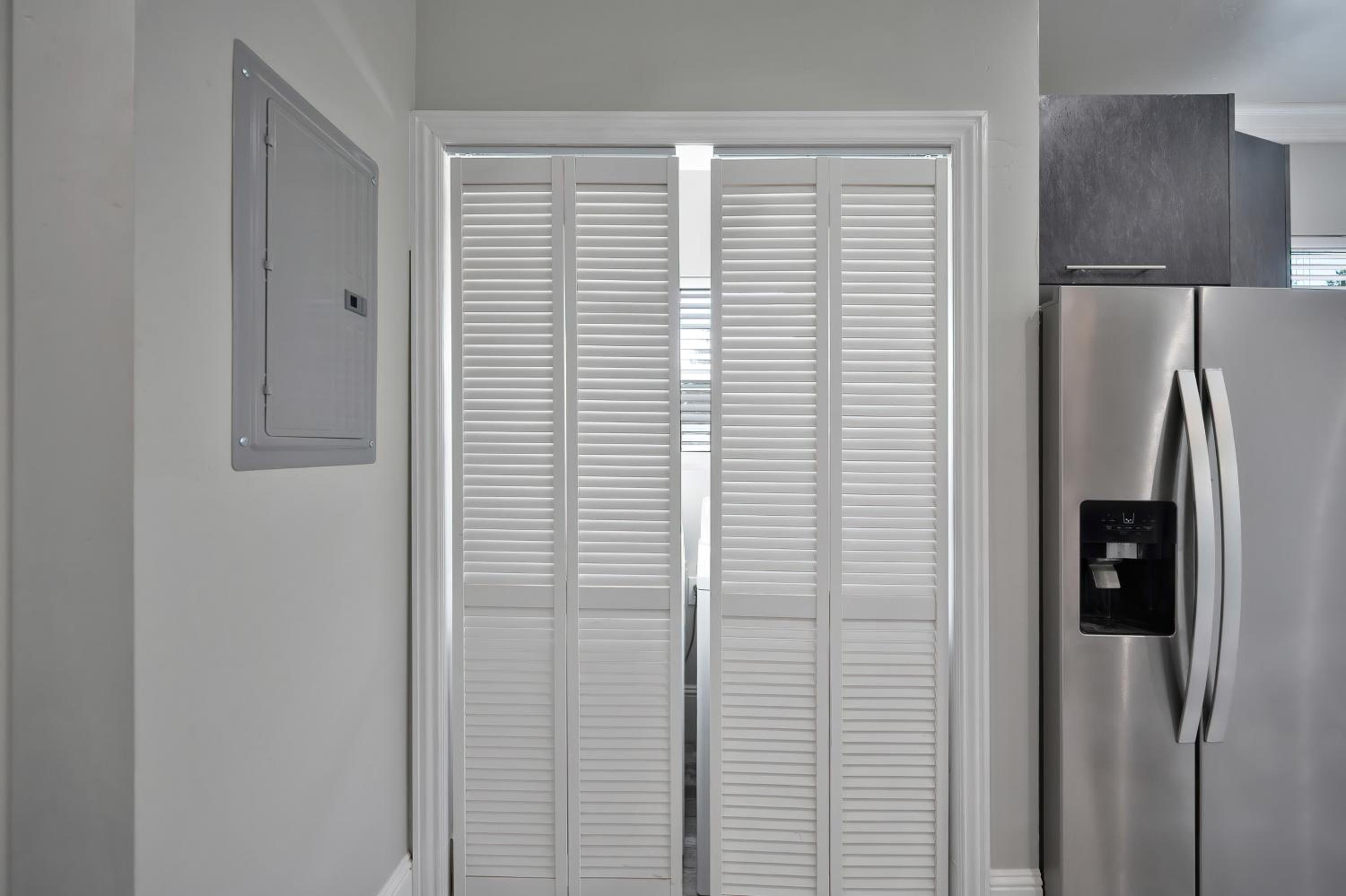 Walk to UC Davis Medical Center! Duplex with Patio