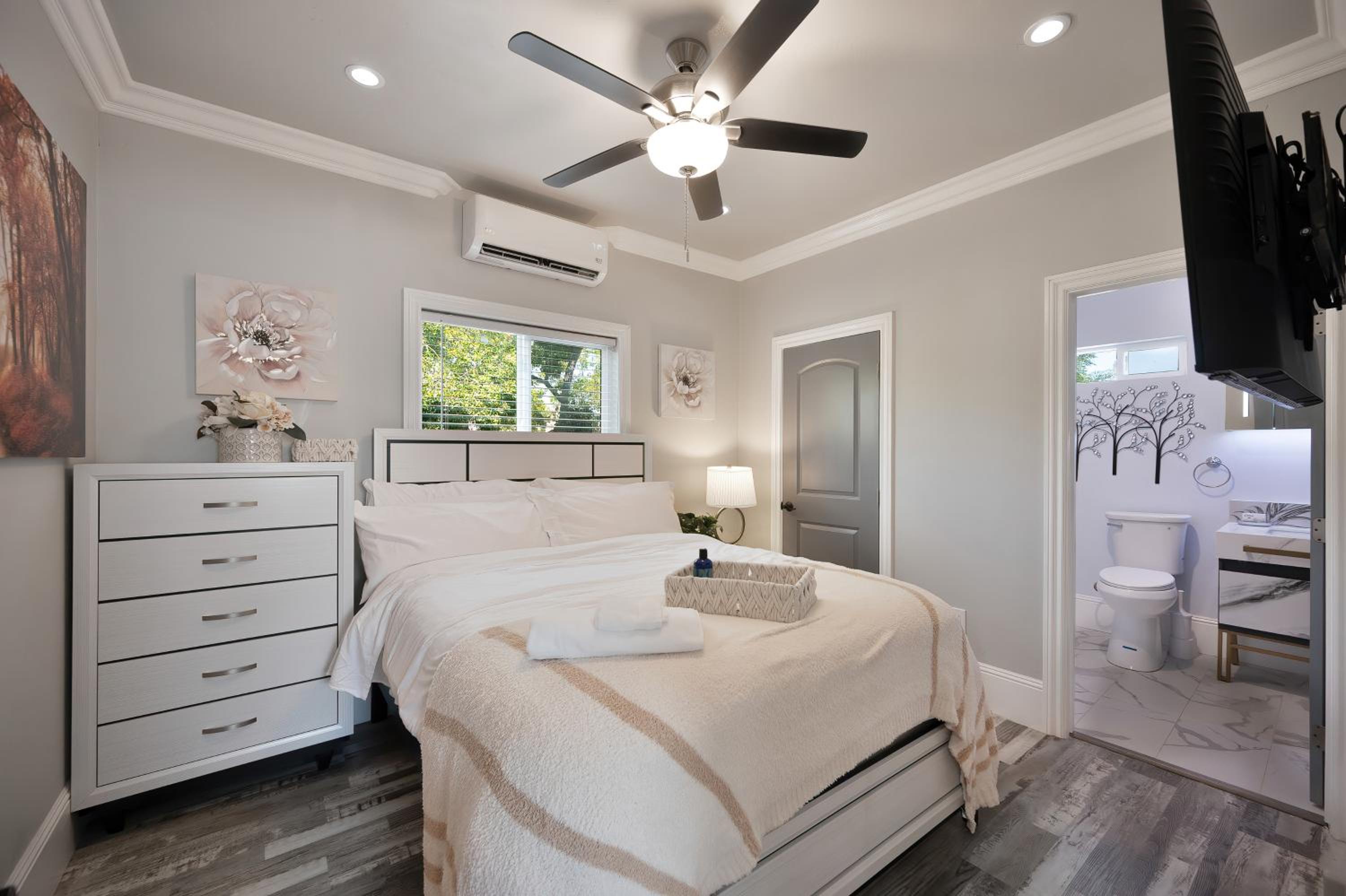 Walk to UC Davis Medical Center! Duplex with Patio