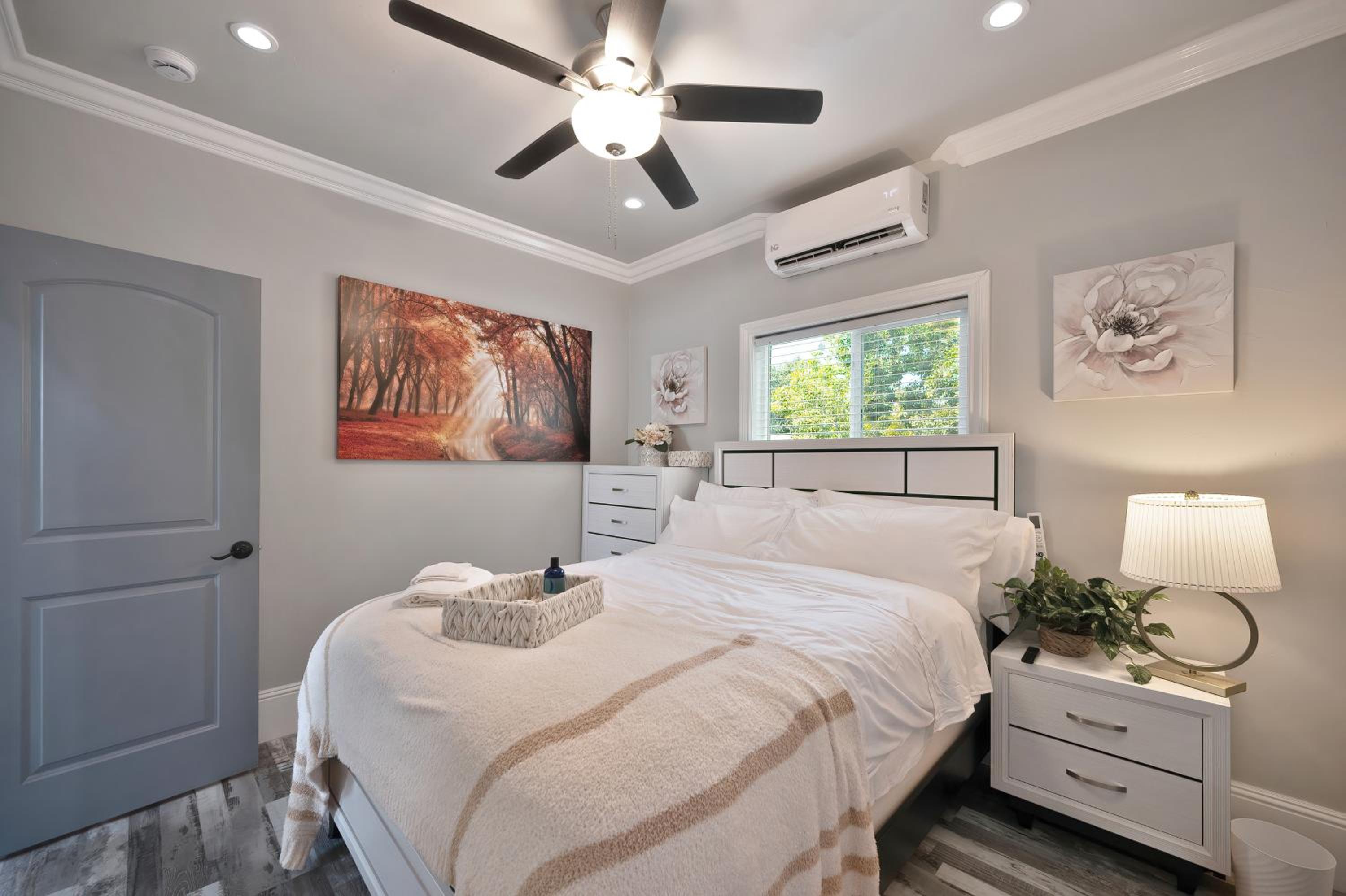 Walk to UC Davis Medical Center! Duplex with Patio