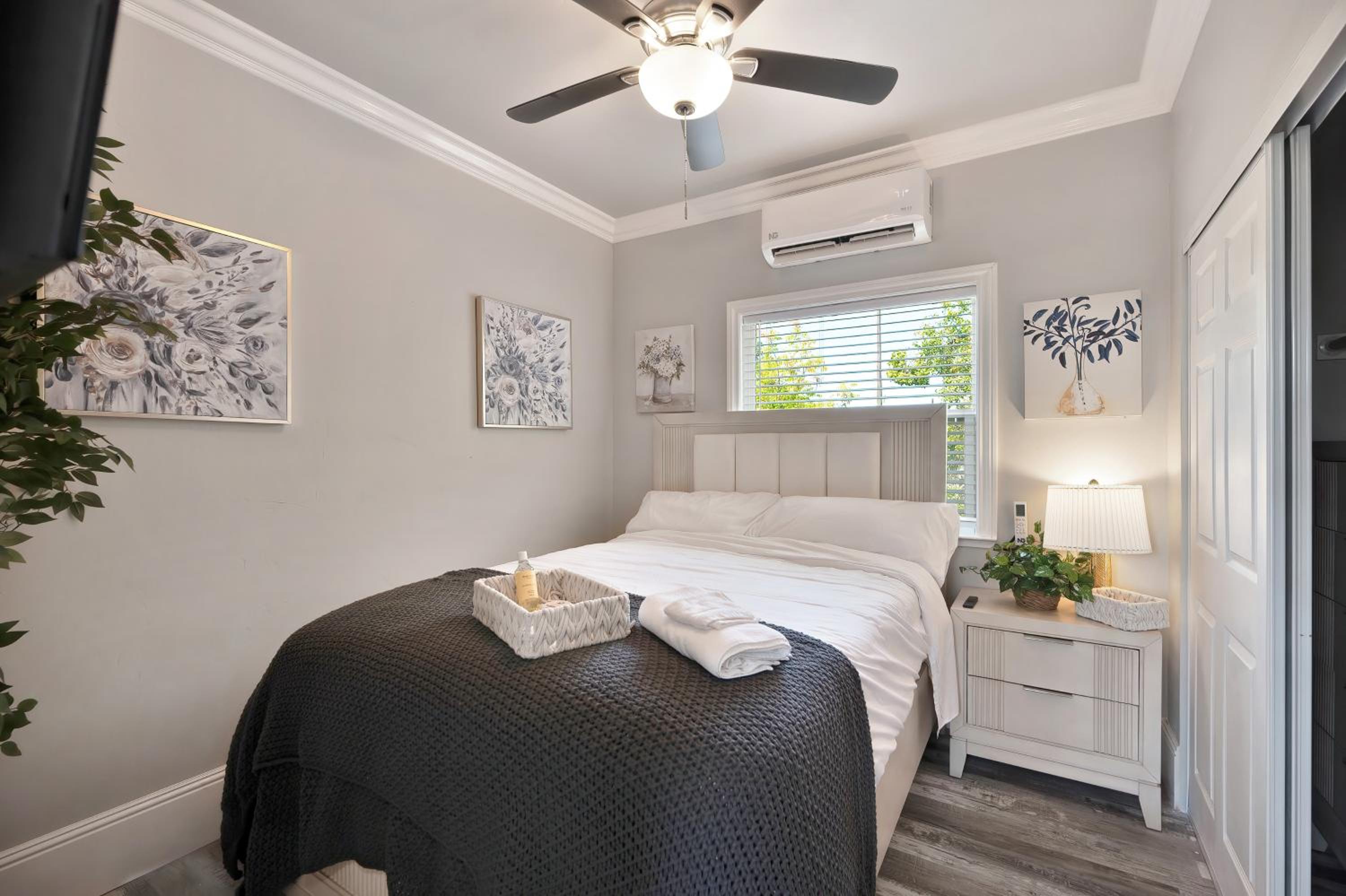 Walk to UC Davis Medical Center! Duplex with Patio