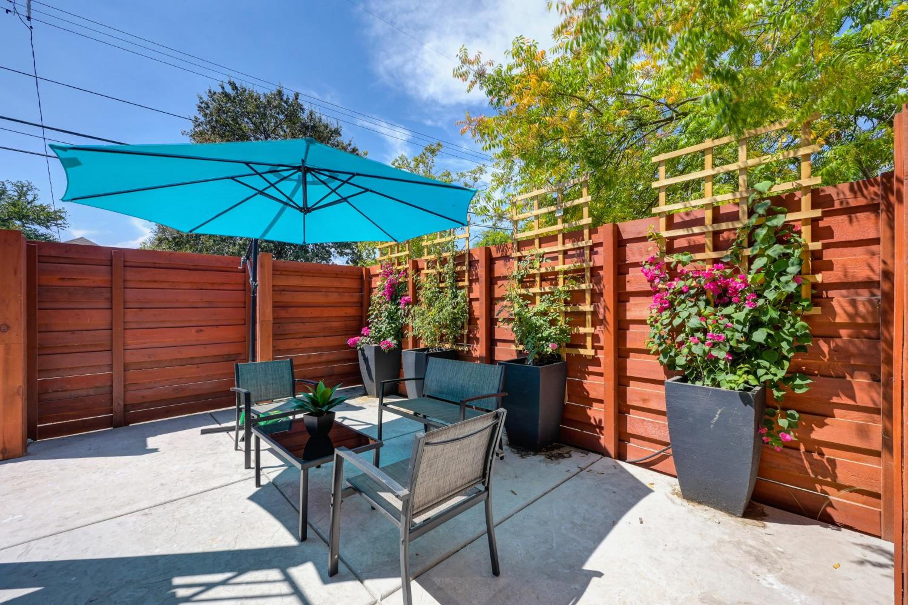 Walk to UC Davis Medical Center! Duplex with Patio
