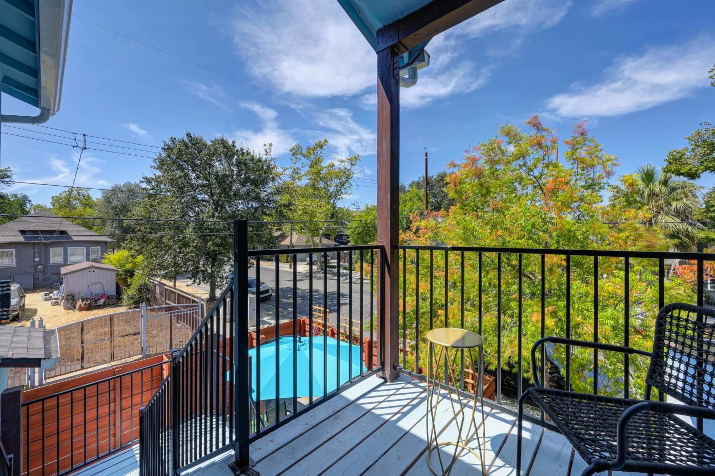 Walk to UC Davis Medical Center! Duplex with Patio