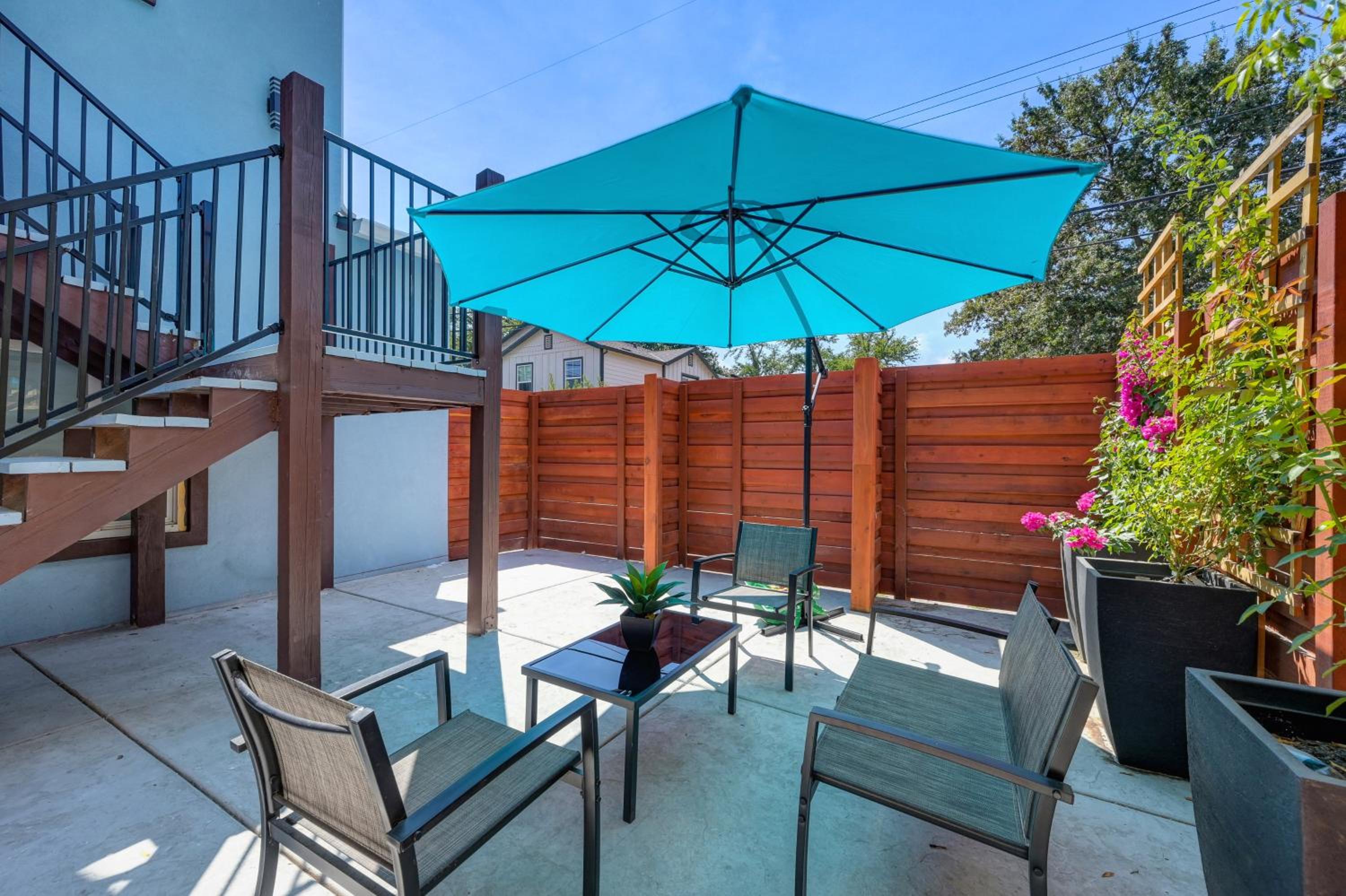 Walk to UC Davis Medical Center! Duplex with Patio