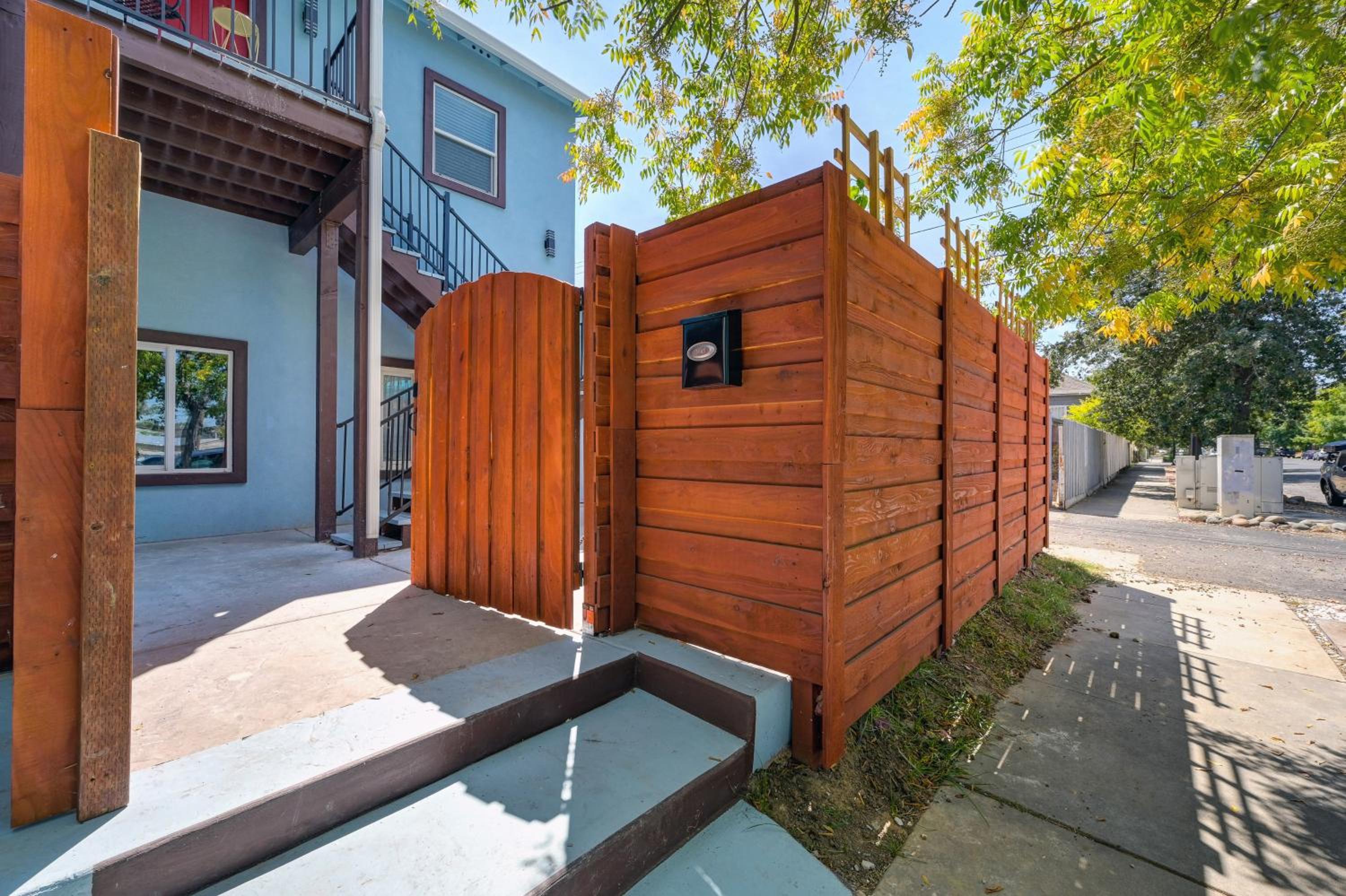Walk to UC Davis Medical Center! Duplex with Patio