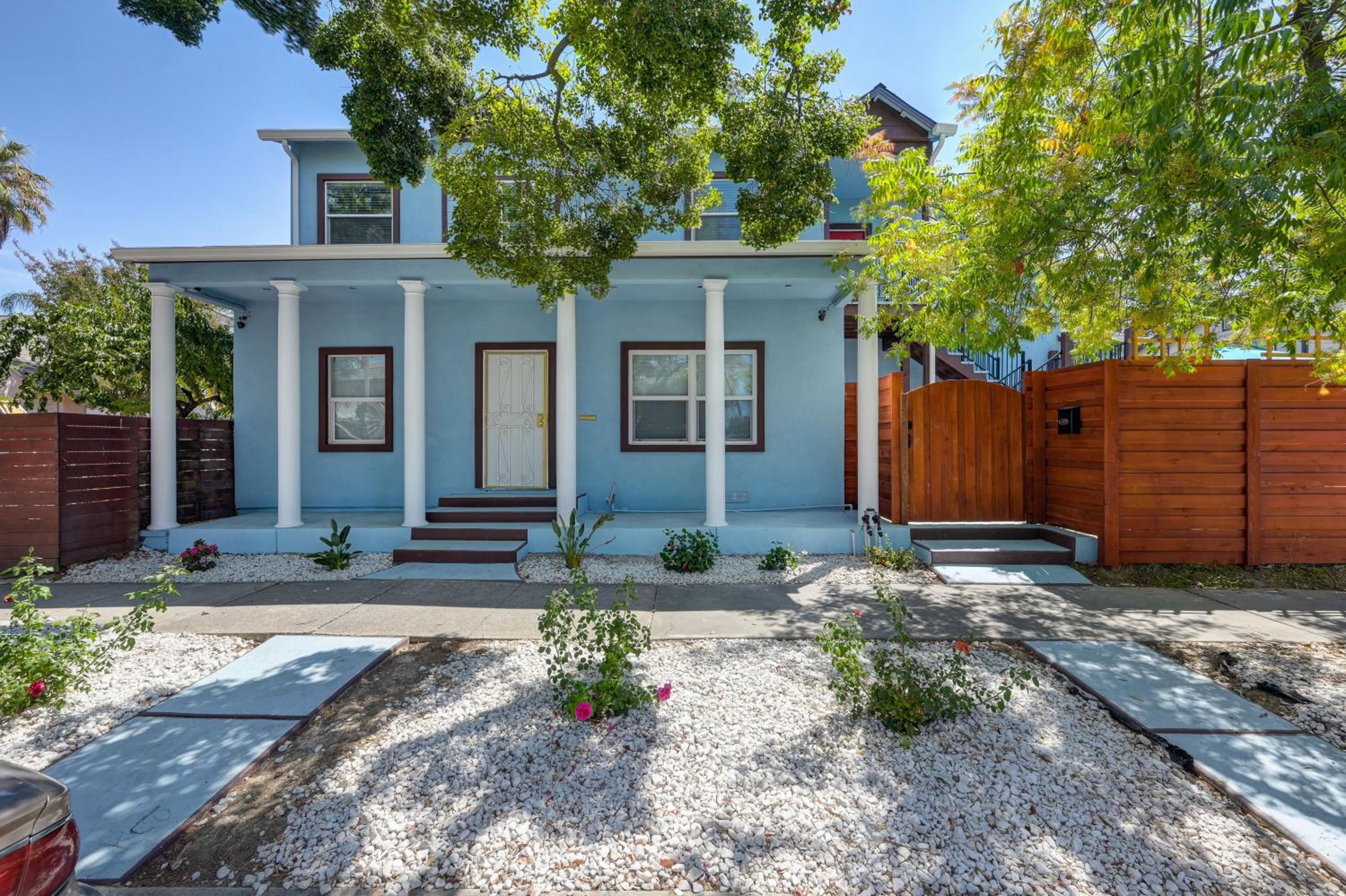 Walk to UC Davis Medical Center! Duplex with Patio