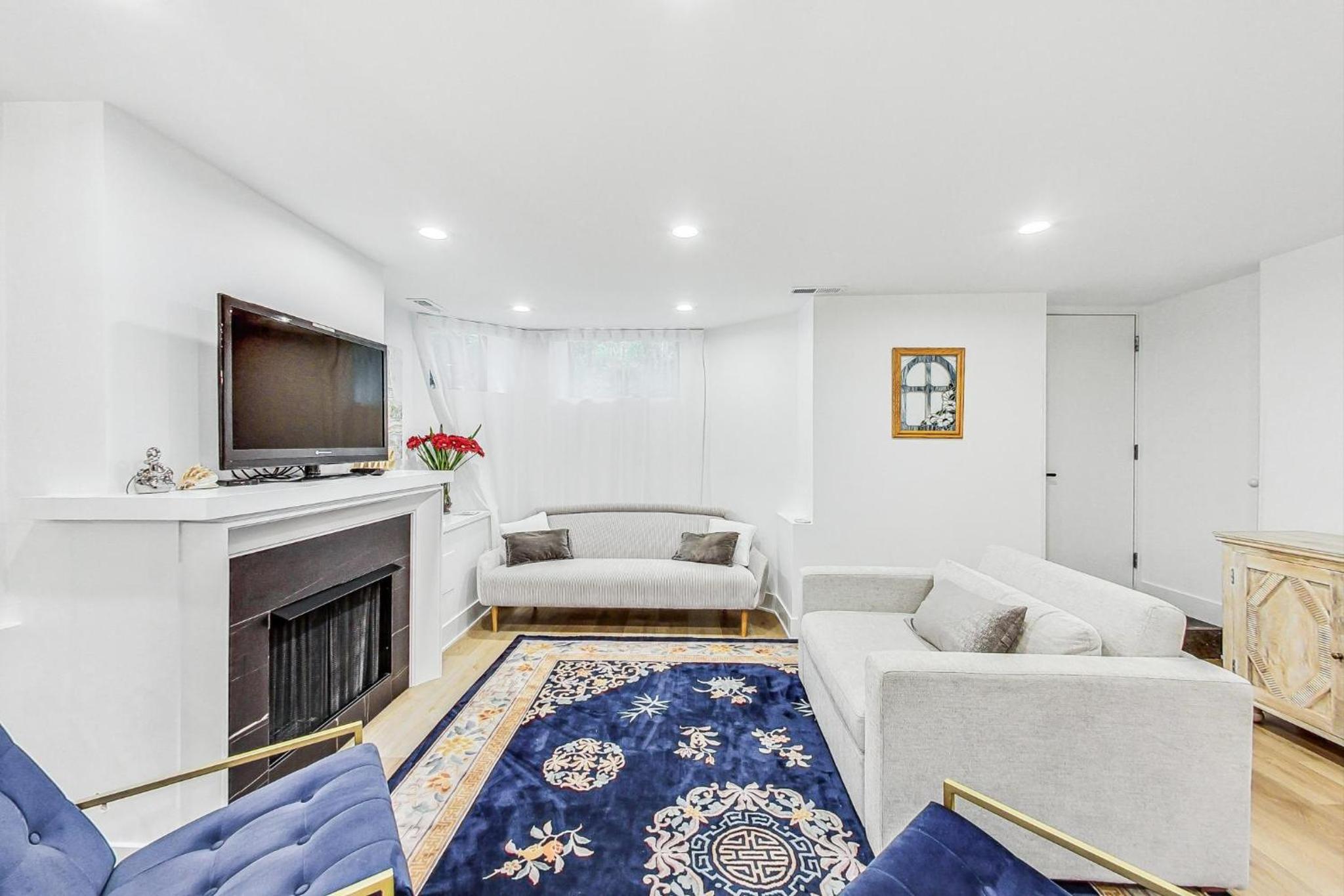 Luxurious Lincoln Park Home with Gourmet Kitchen