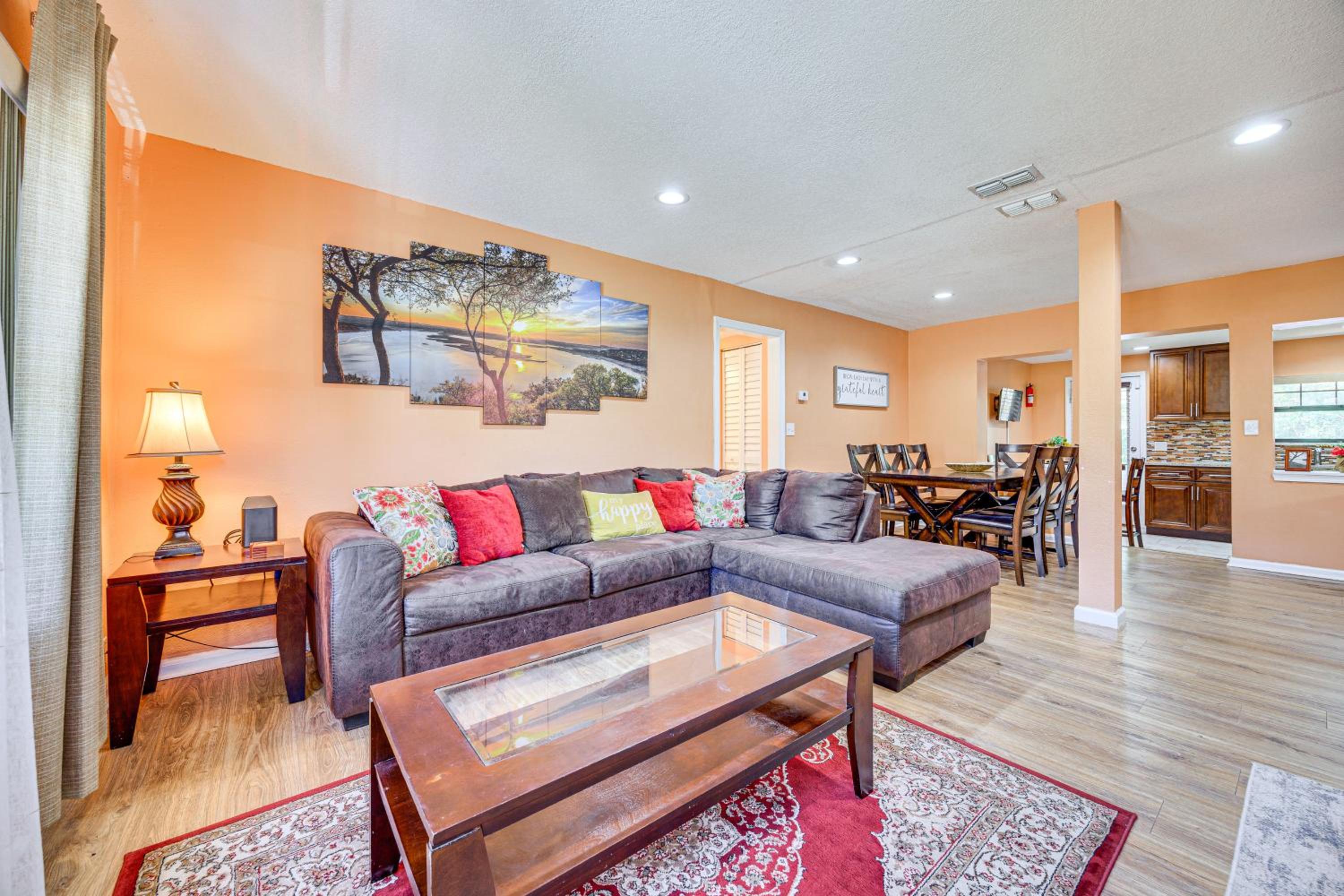 Covered Deck, Large Yard! Pet-Friendly Jax Escape!