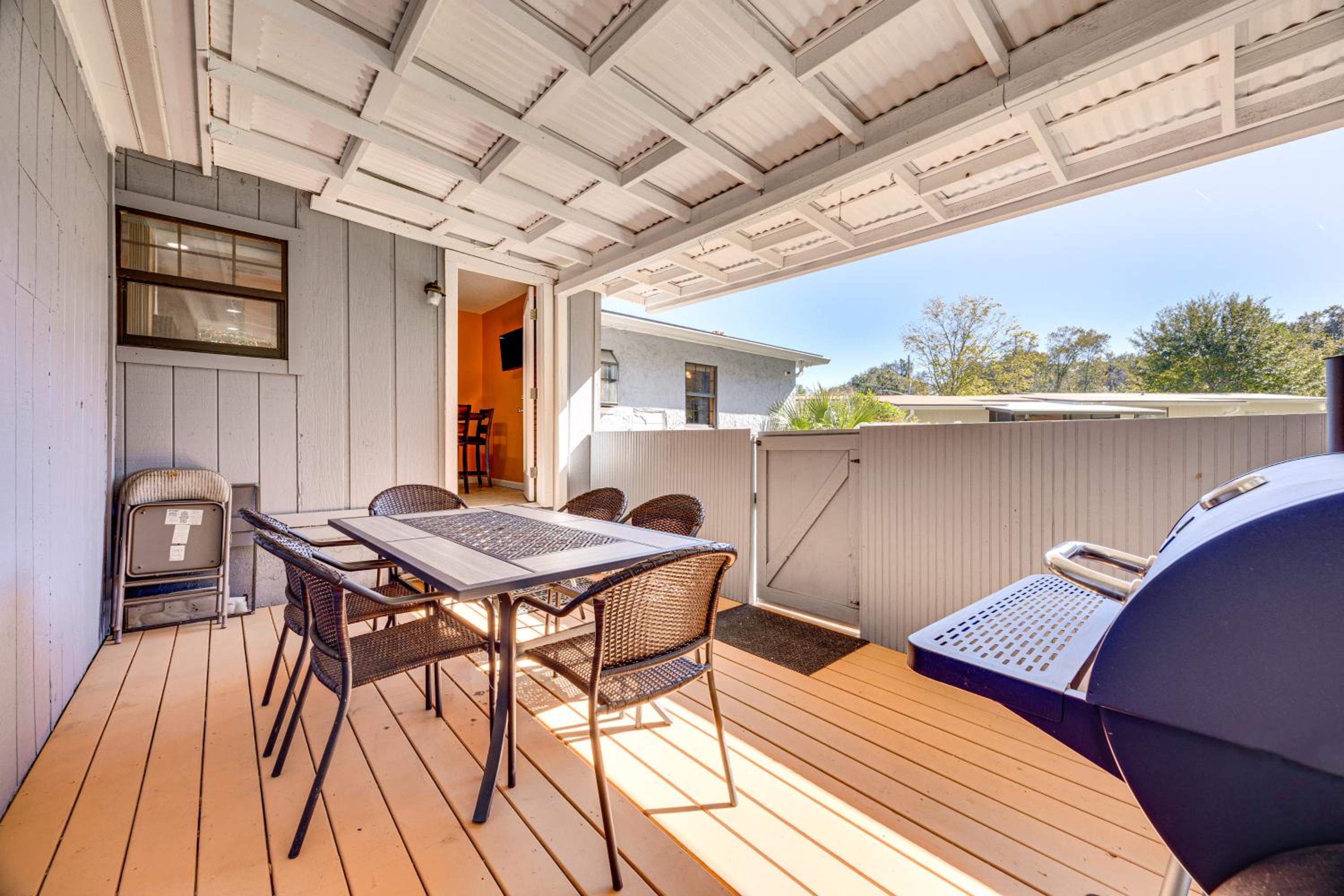 Covered Deck, Large Yard! Pet-Friendly Jax Escape!