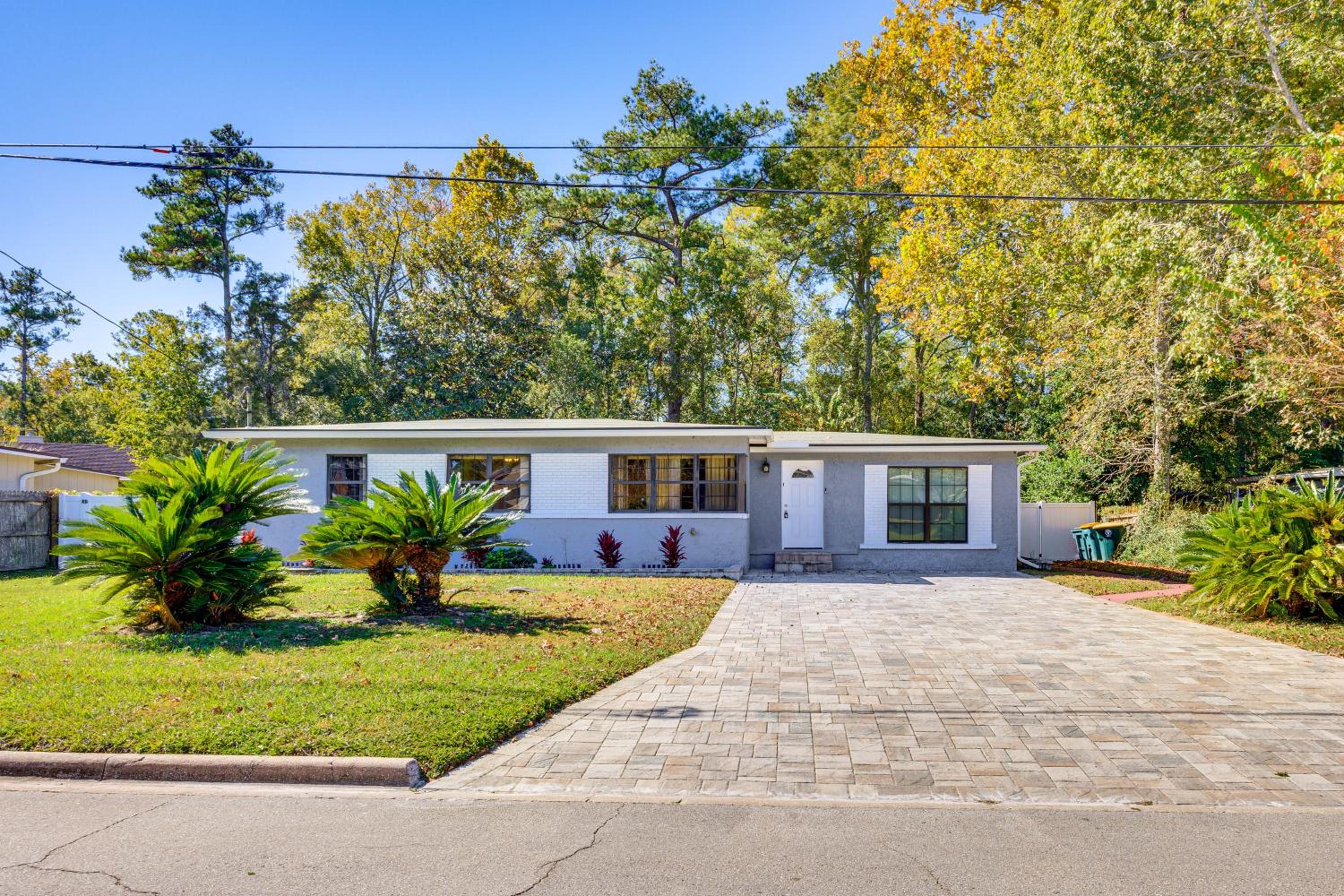 Covered Deck, Large Yard! Pet-Friendly Jax Escape!