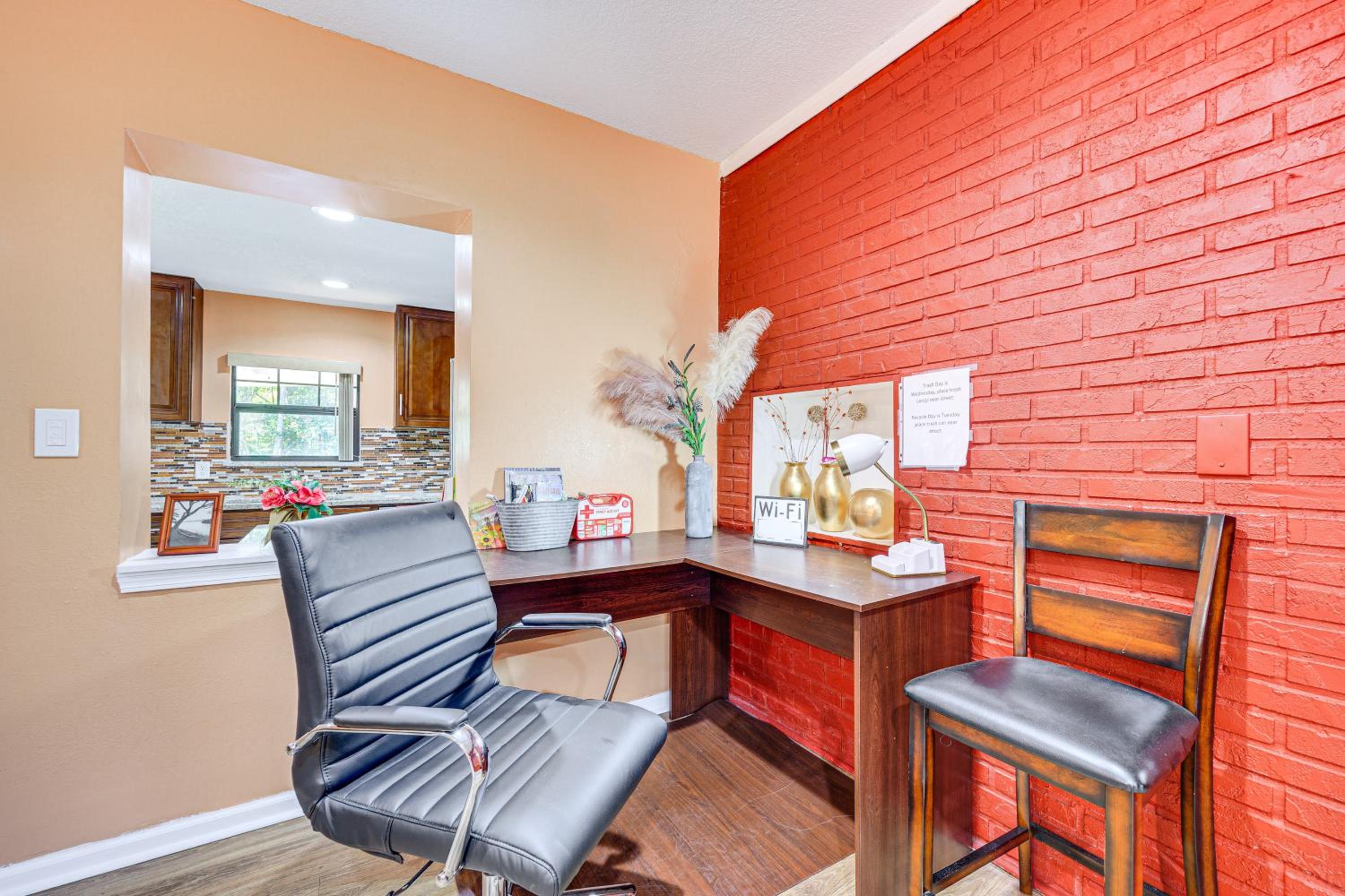 Covered Deck, Large Yard! Pet-Friendly Jax Escape!