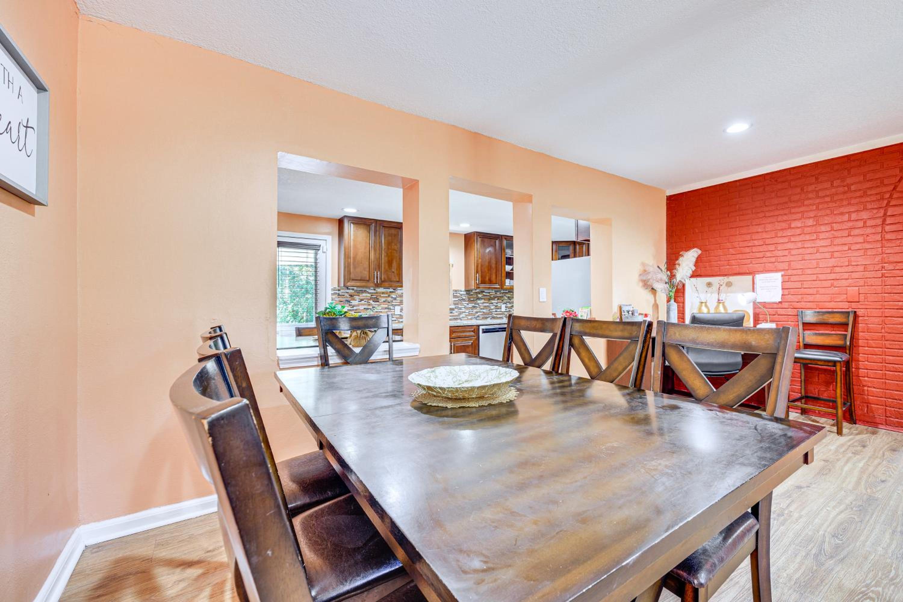 Covered Deck, Large Yard! Pet-Friendly Jax Escape!