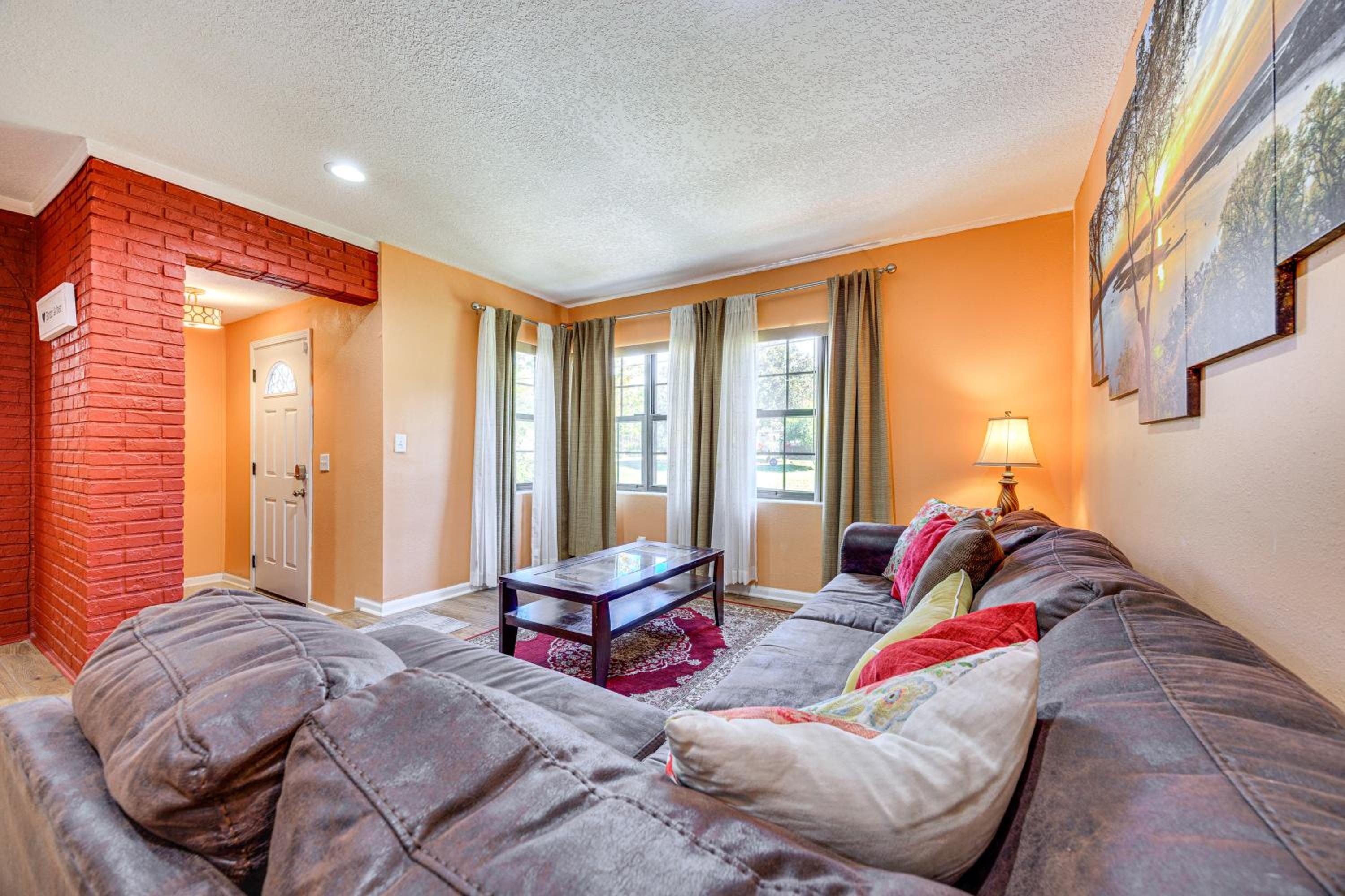 Covered Deck, Large Yard! Pet-Friendly Jax Escape!