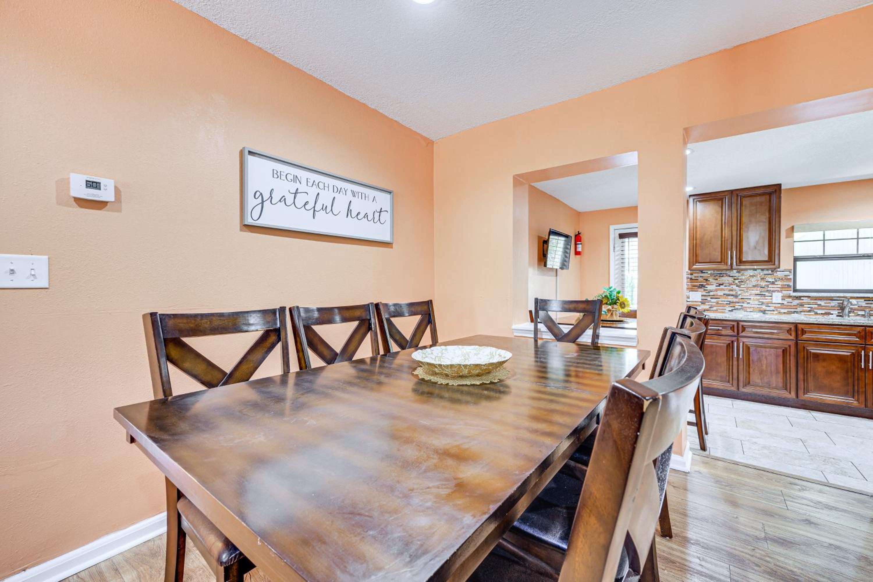 Covered Deck, Large Yard! Pet-Friendly Jax Escape!