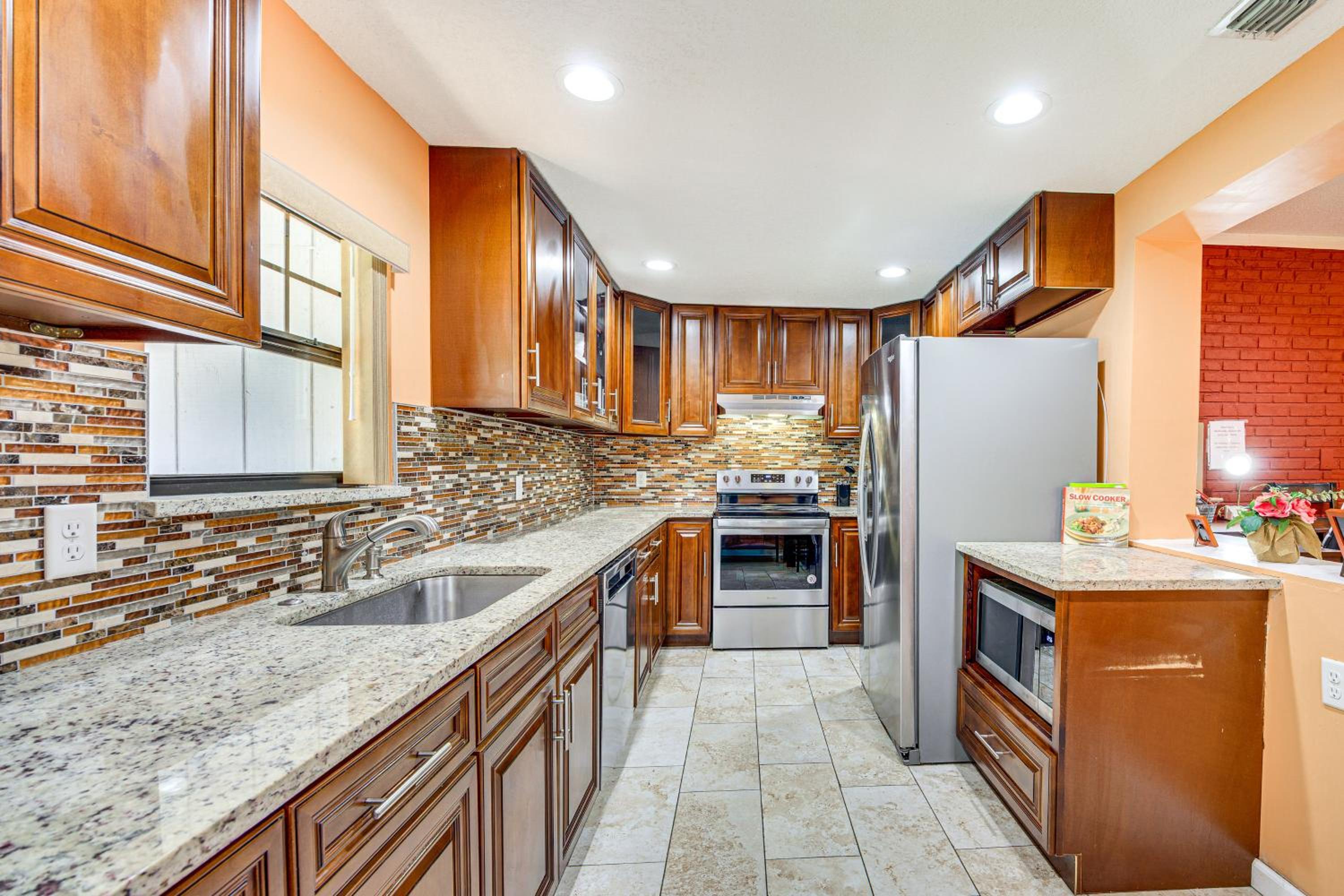 Covered Deck, Large Yard! Pet-Friendly Jax Escape!