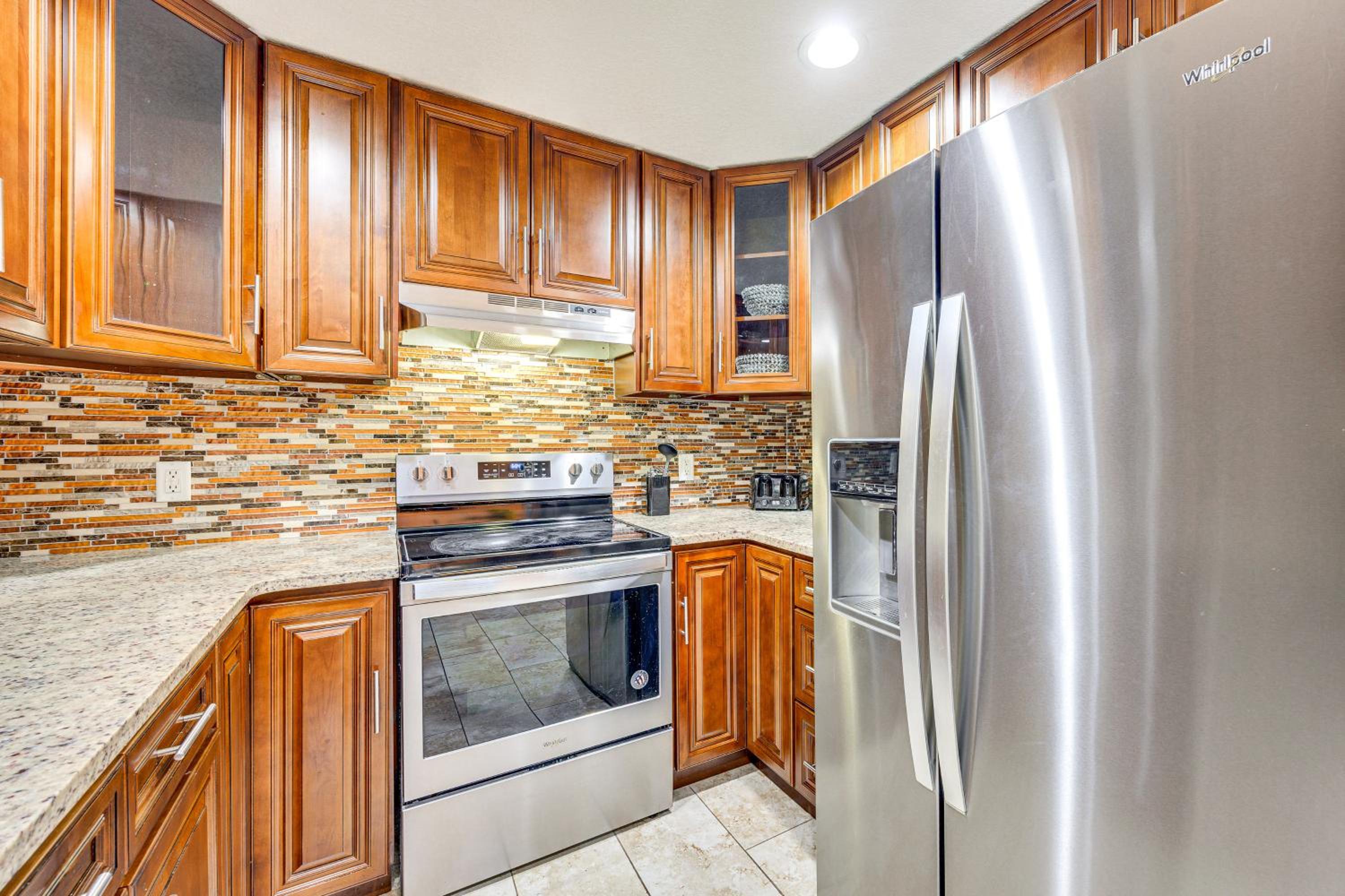 Covered Deck, Large Yard! Pet-Friendly Jax Escape!