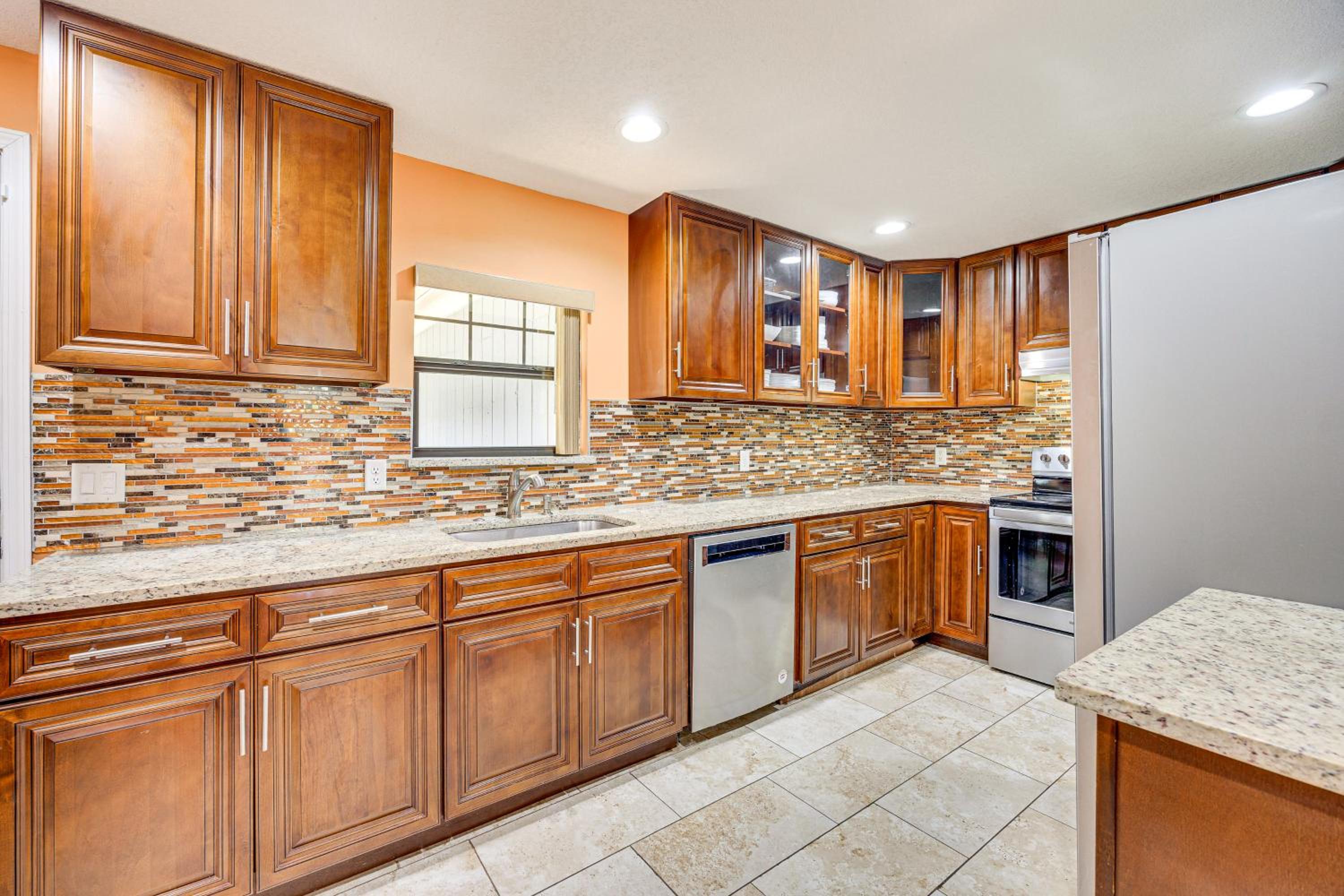 Covered Deck, Large Yard! Pet-Friendly Jax Escape!