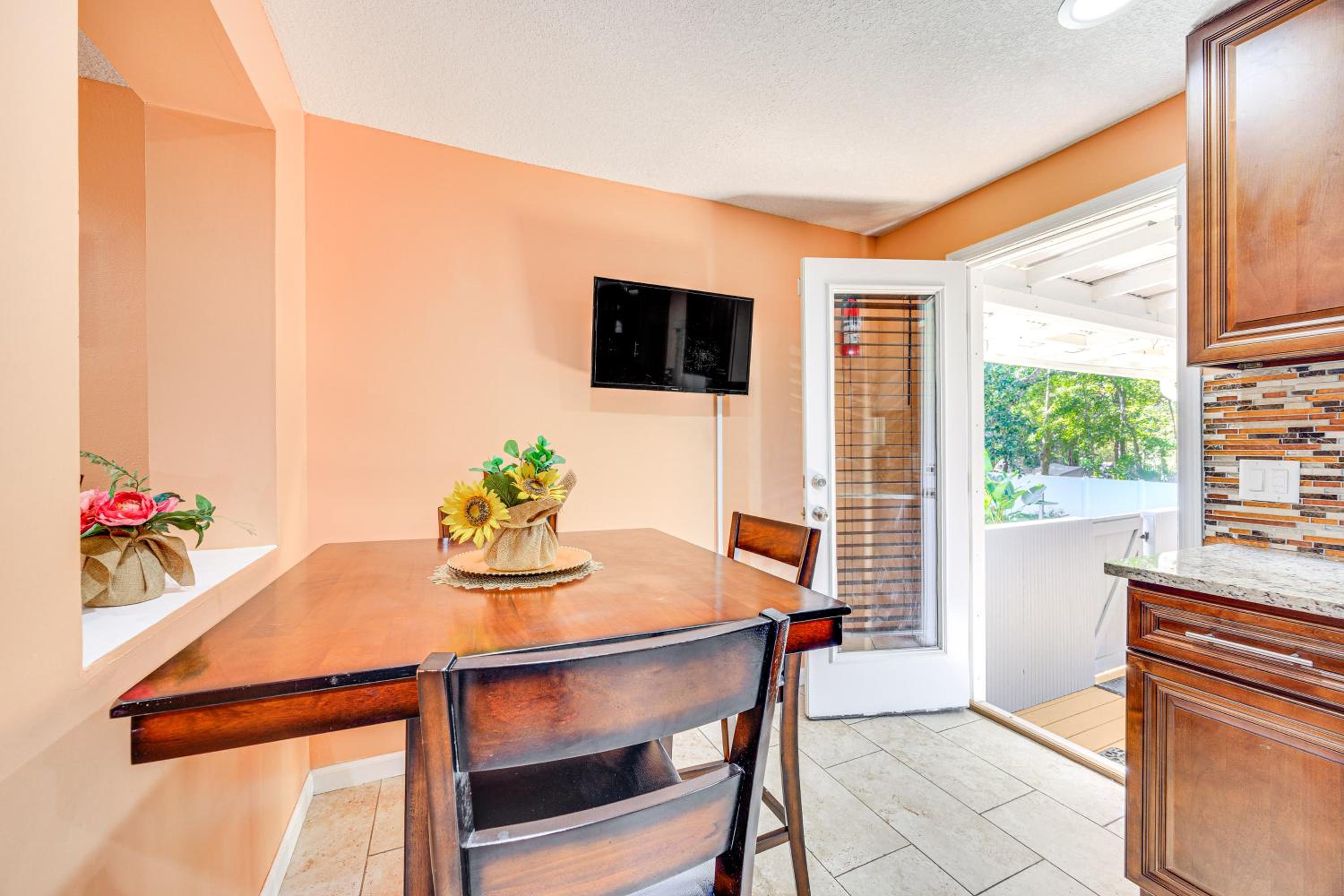 Covered Deck, Large Yard! Pet-Friendly Jax Escape!