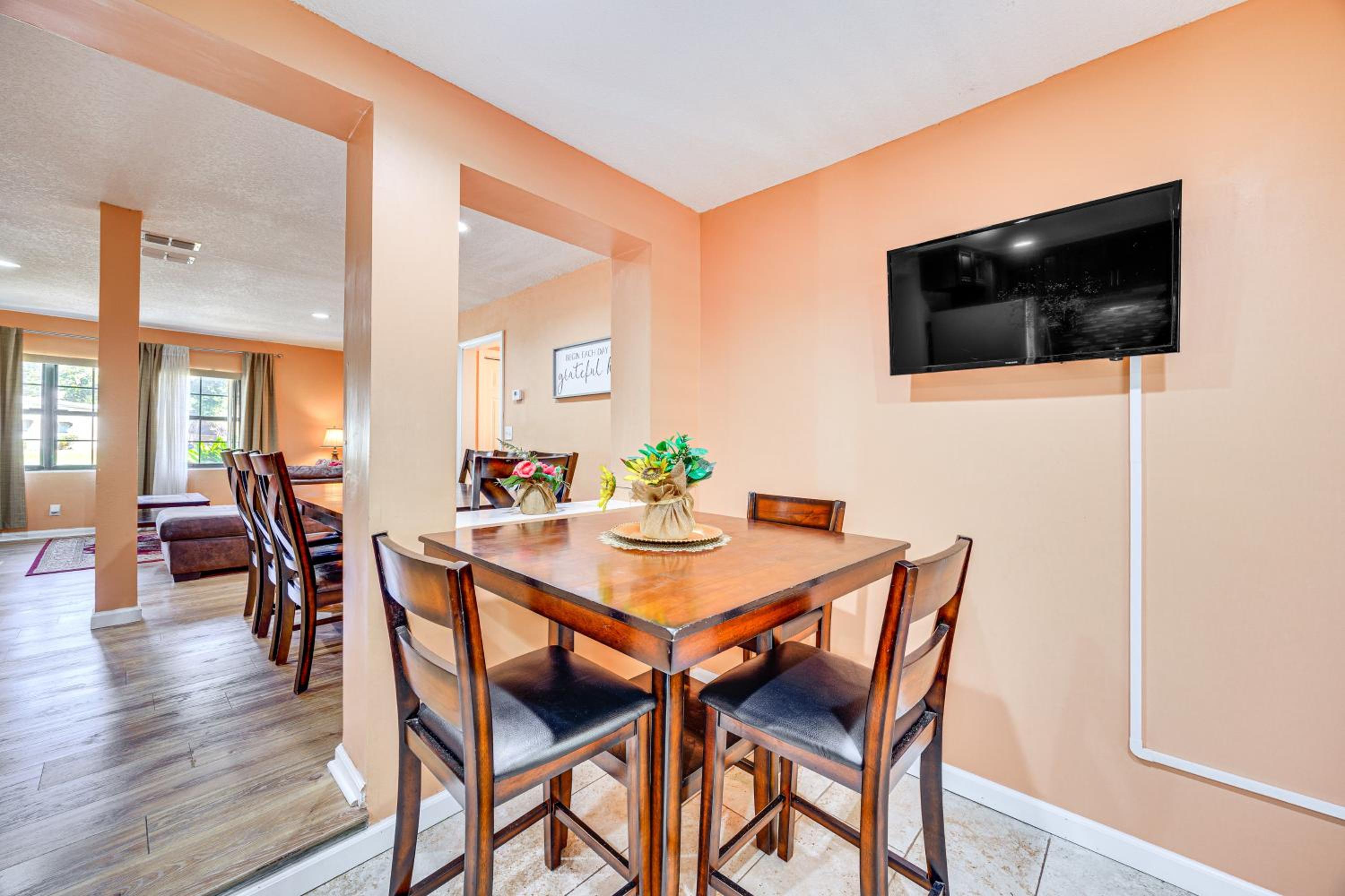 Covered Deck, Large Yard! Pet-Friendly Jax Escape!