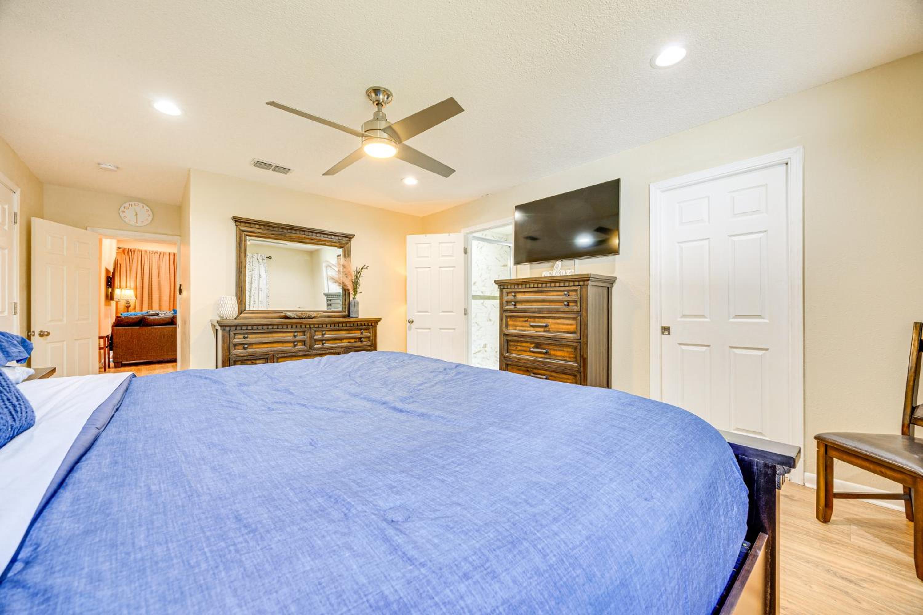 Covered Deck, Large Yard! Pet-Friendly Jax Escape!
