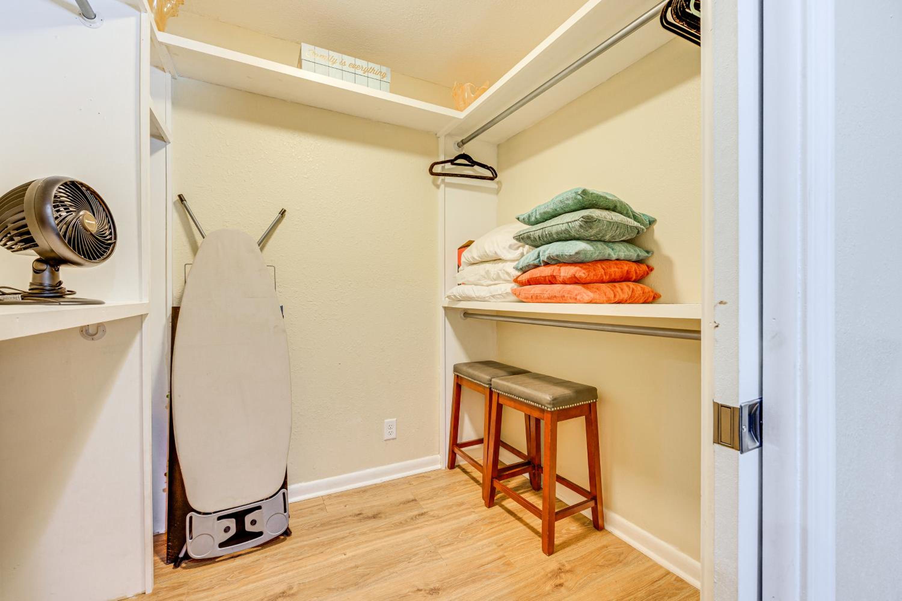 Covered Deck, Large Yard! Pet-Friendly Jax Escape!