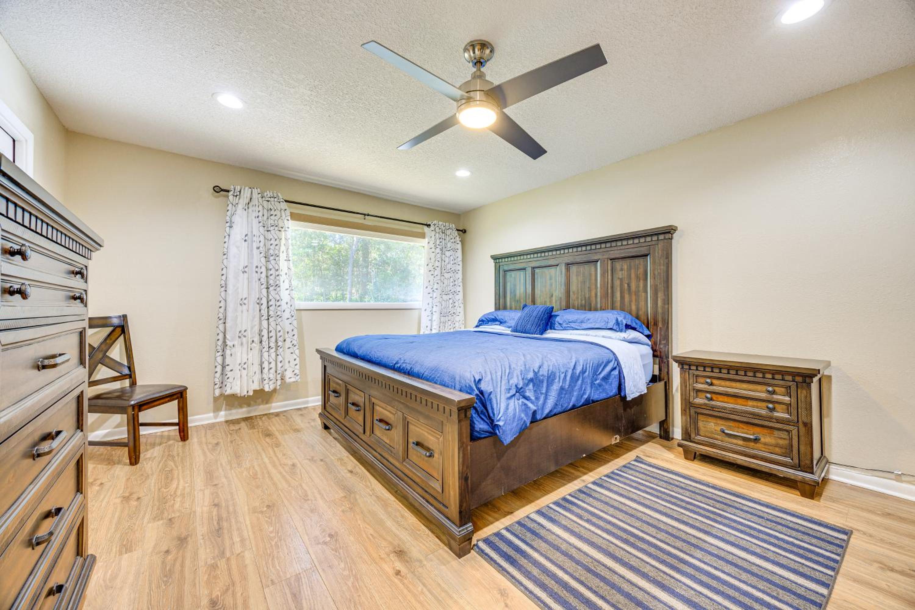 Covered Deck, Large Yard! Pet-Friendly Jax Escape!