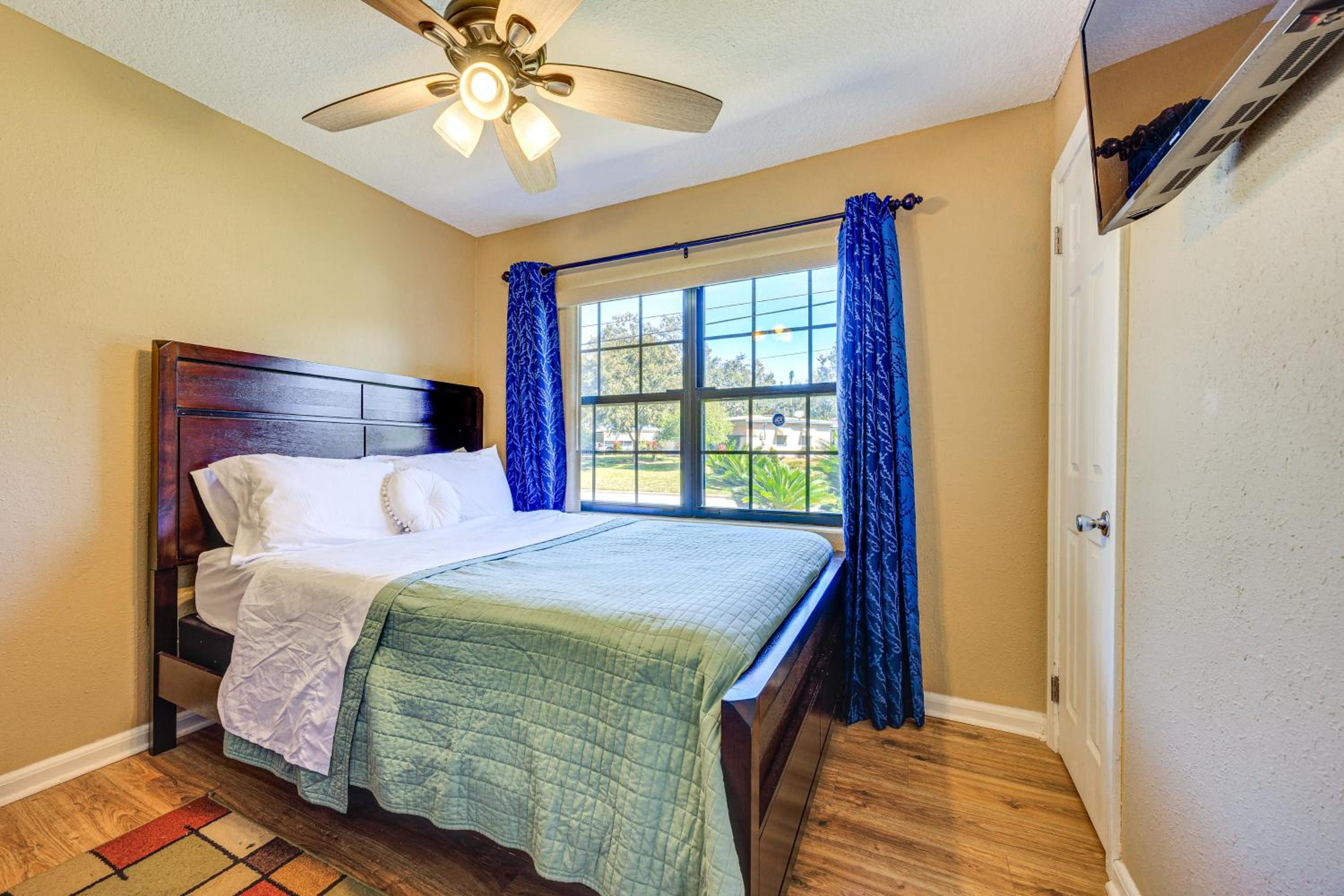 Covered Deck, Large Yard! Pet-Friendly Jax Escape!