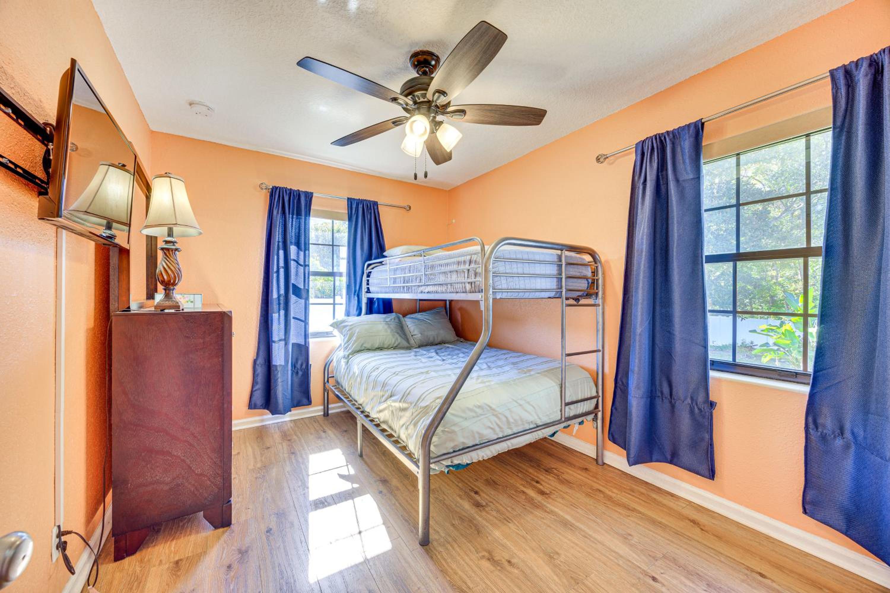 Covered Deck, Large Yard! Pet-Friendly Jax Escape!